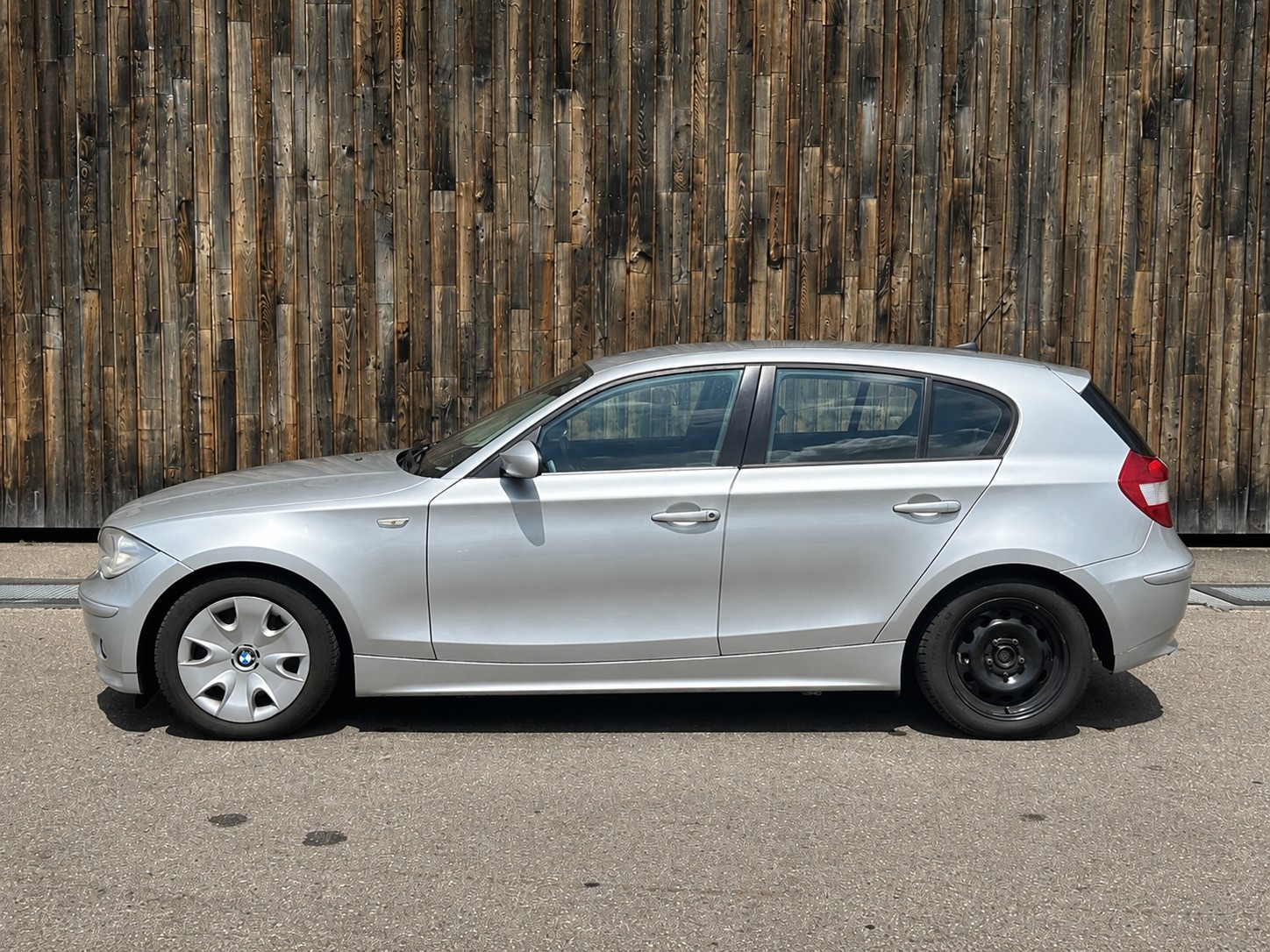 BMW 120i-showroom-element-1