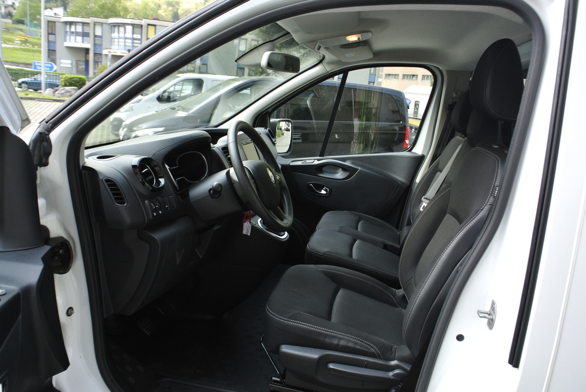 RENAULT Trafic 2.0 Energy dCi 120 3.0t Business L2H1-image-11