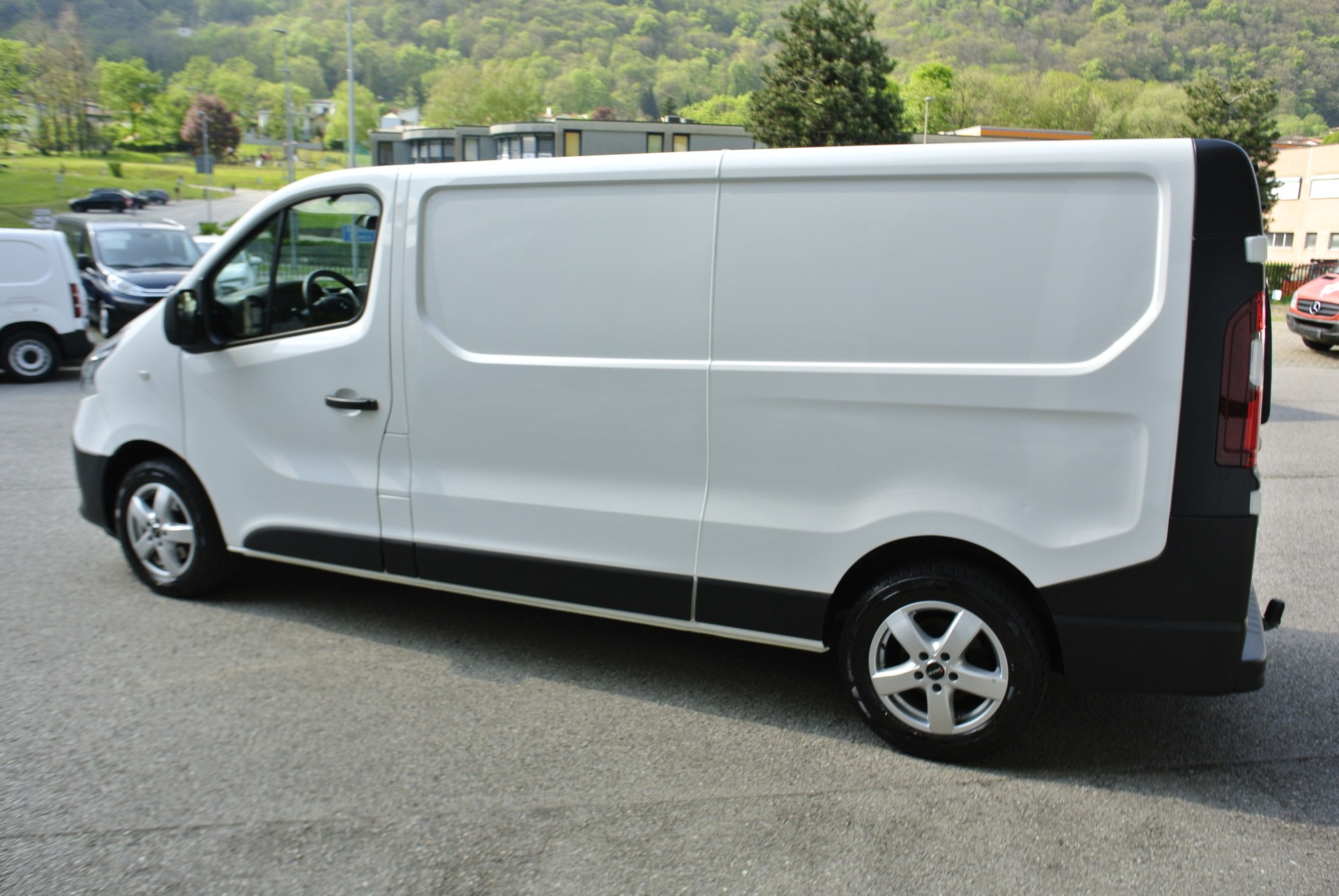 RENAULT Trafic 2.0 Energy dCi 120 3.0t Business L2H1-image-9