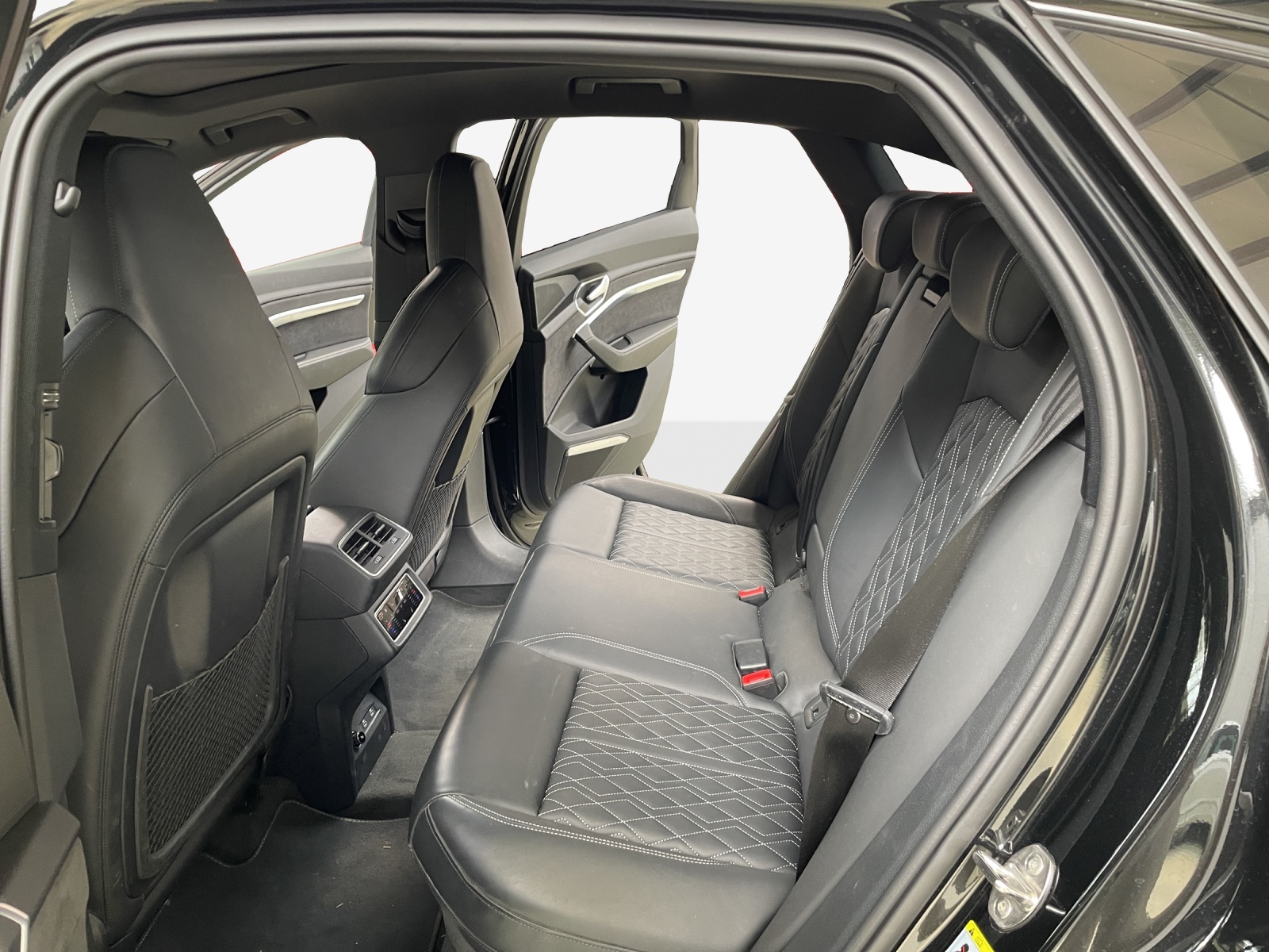 AUDI e-tron S Sportback quattro-image-12
