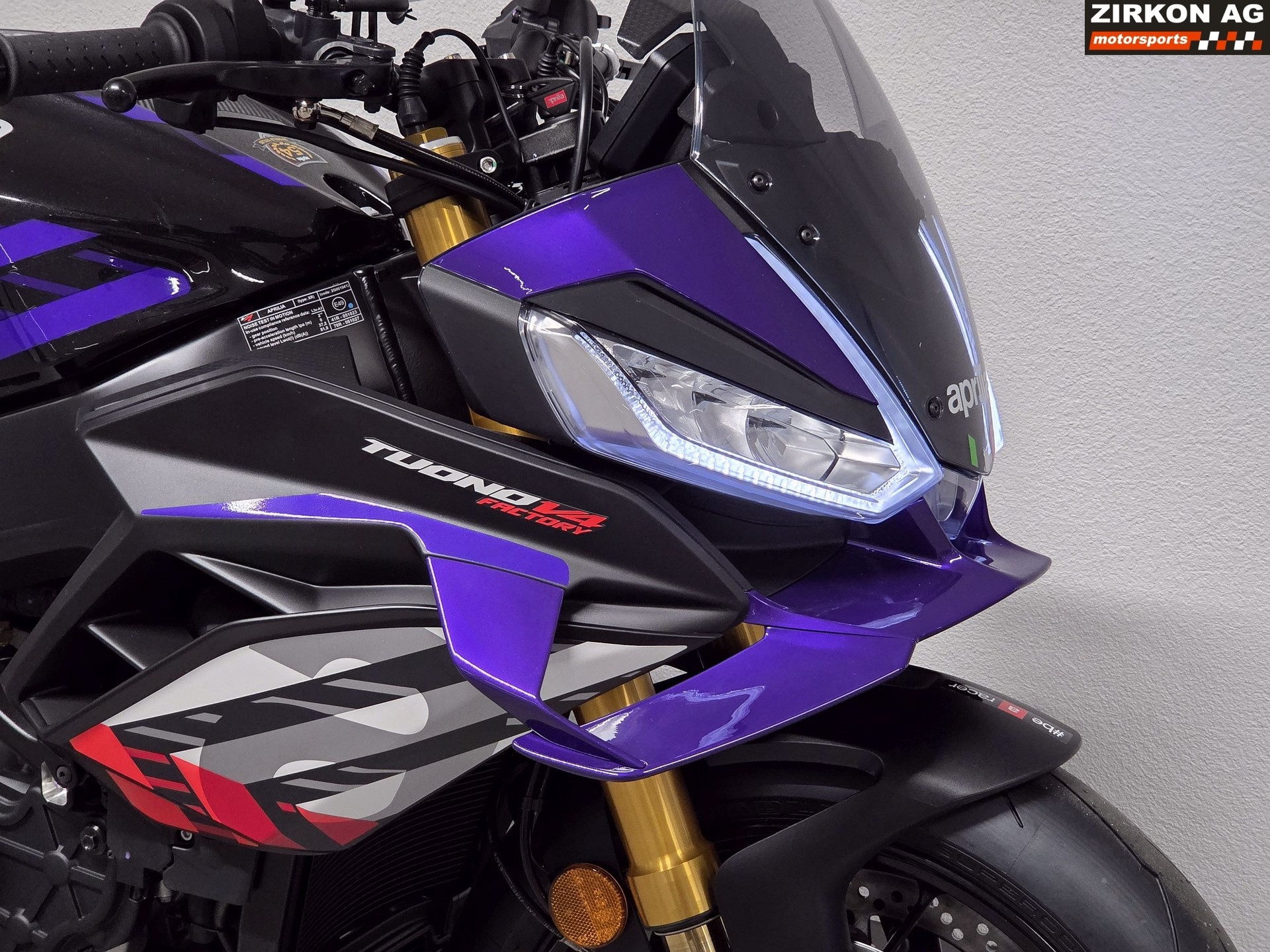 APRILIA Tuono V4 1100 E5+ Factory-showroom-element-3