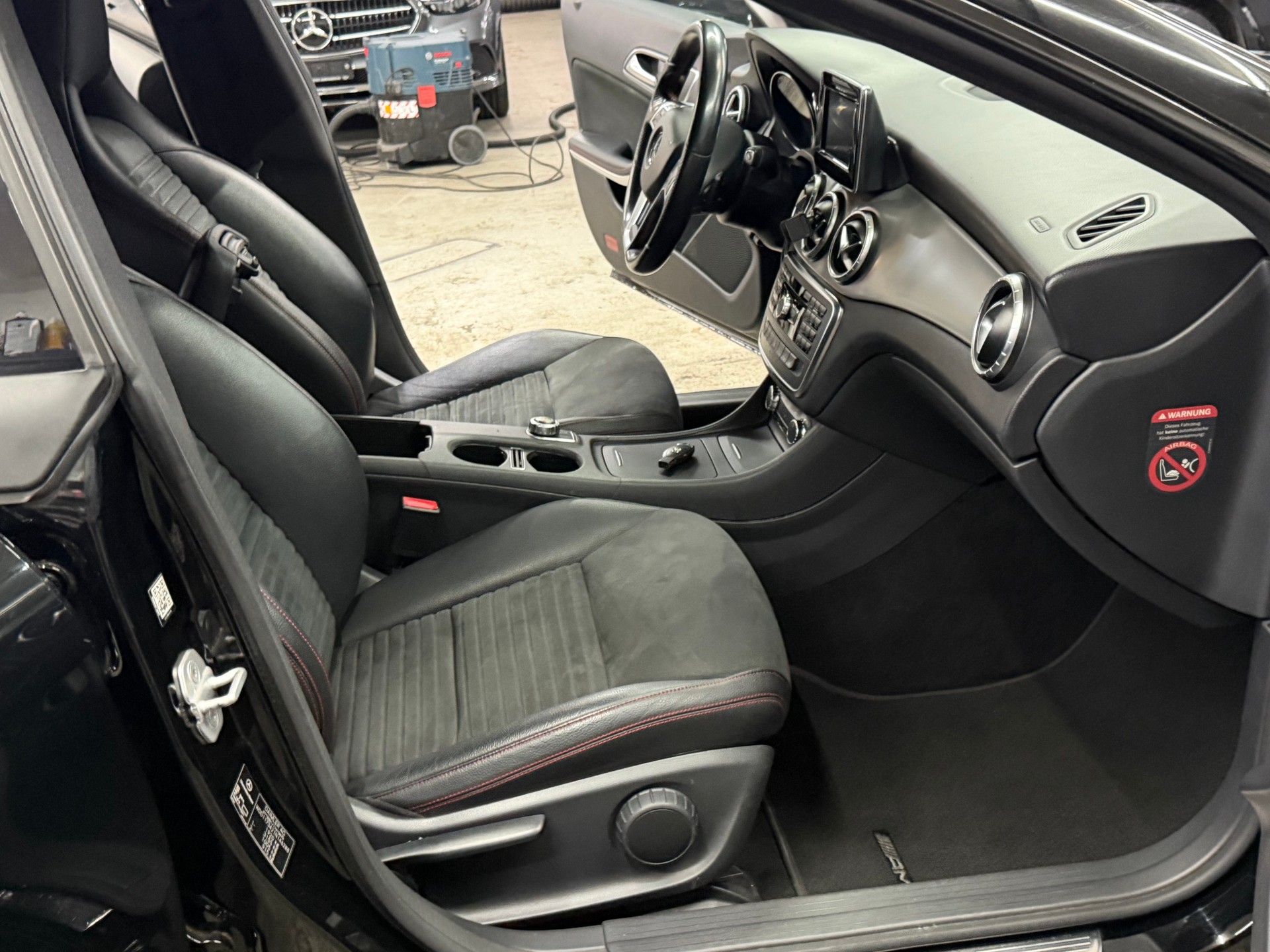MERCEDES-BENZ CLA 180 AMG Line 7G-DCT-image-14