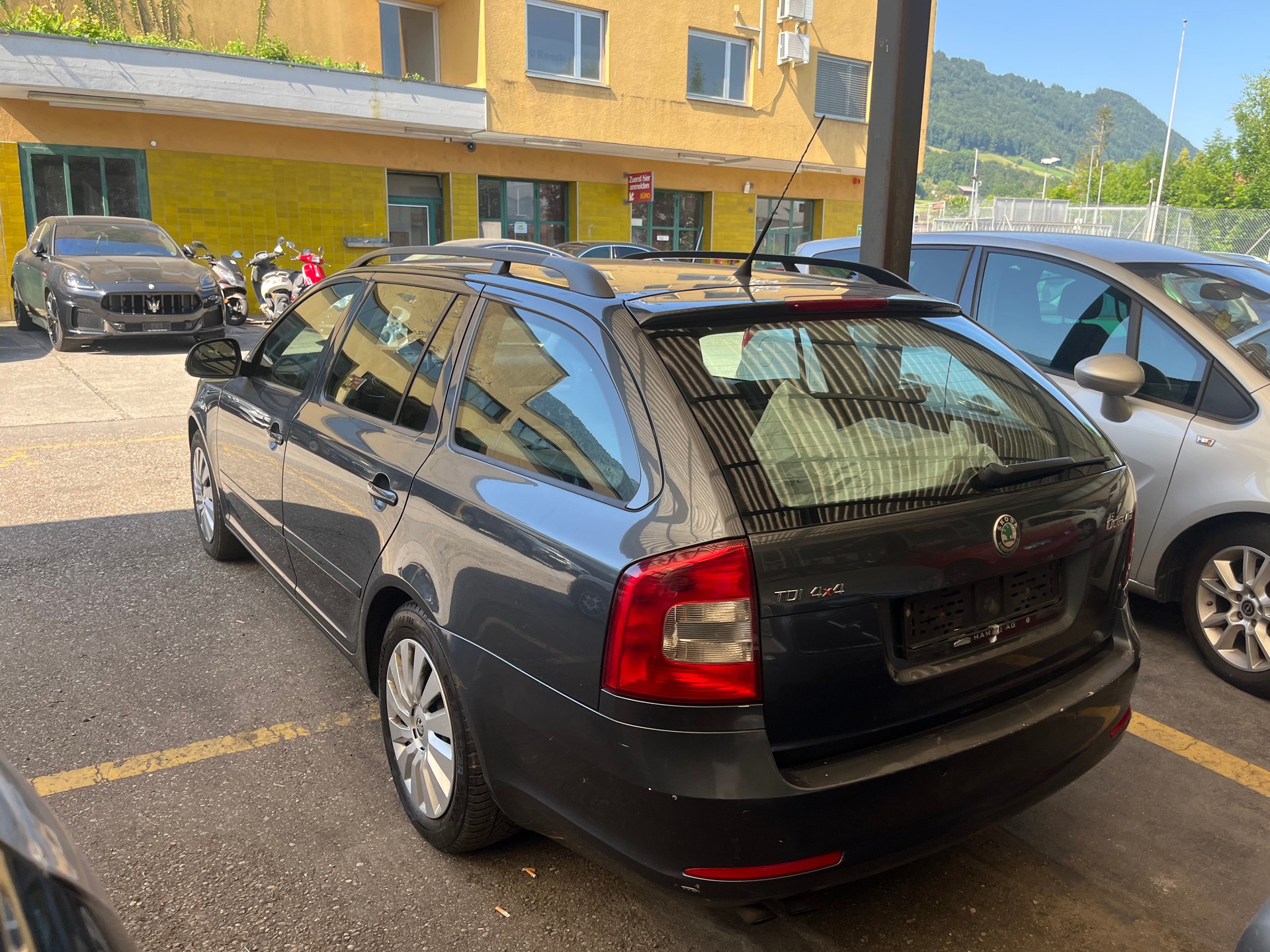 SKODA Octavia Combi 1.6 TDI Adventure 4x4-image-4