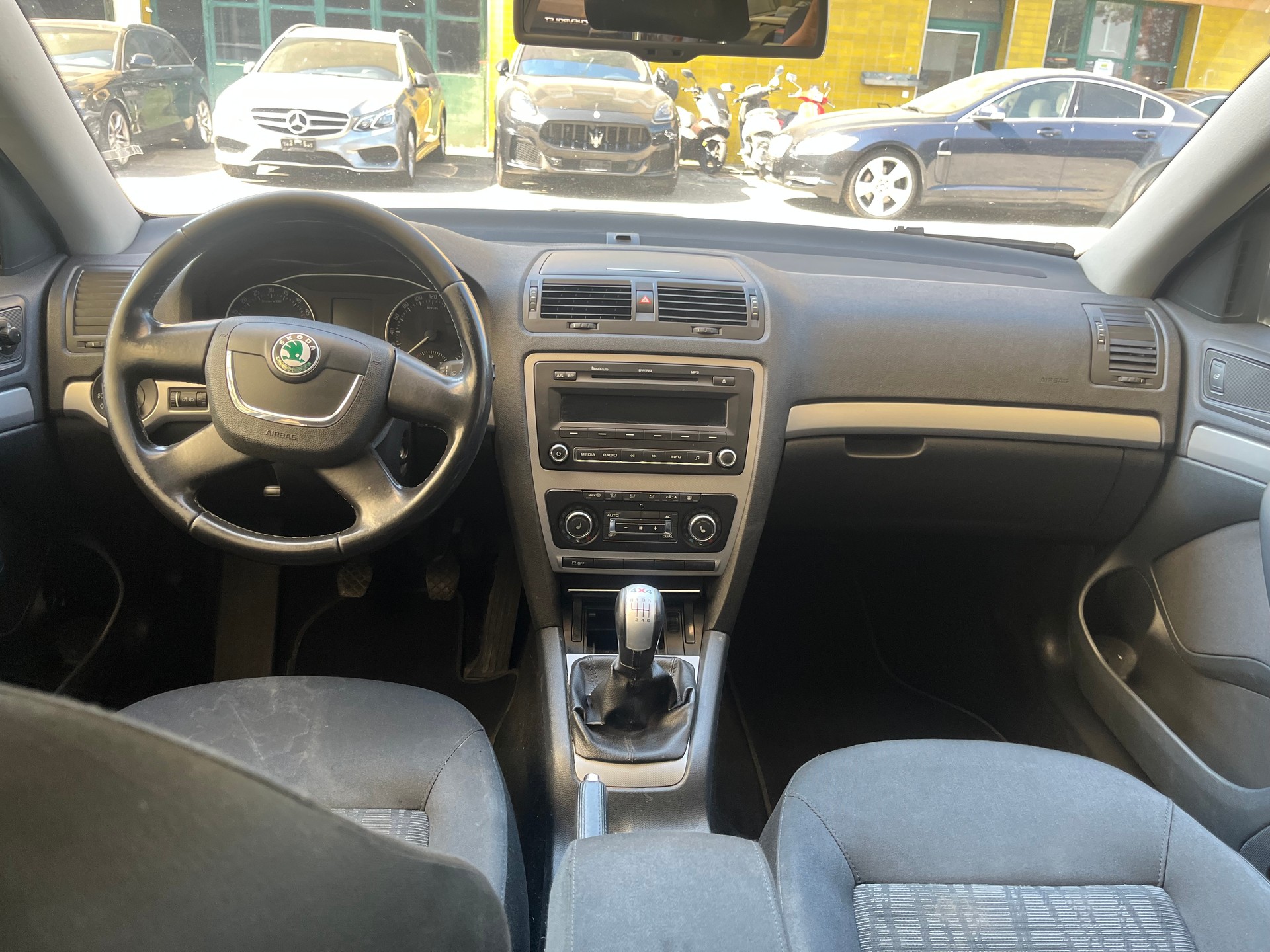 SKODA Octavia Combi 1.6 TDI Adventure 4x4-image-6