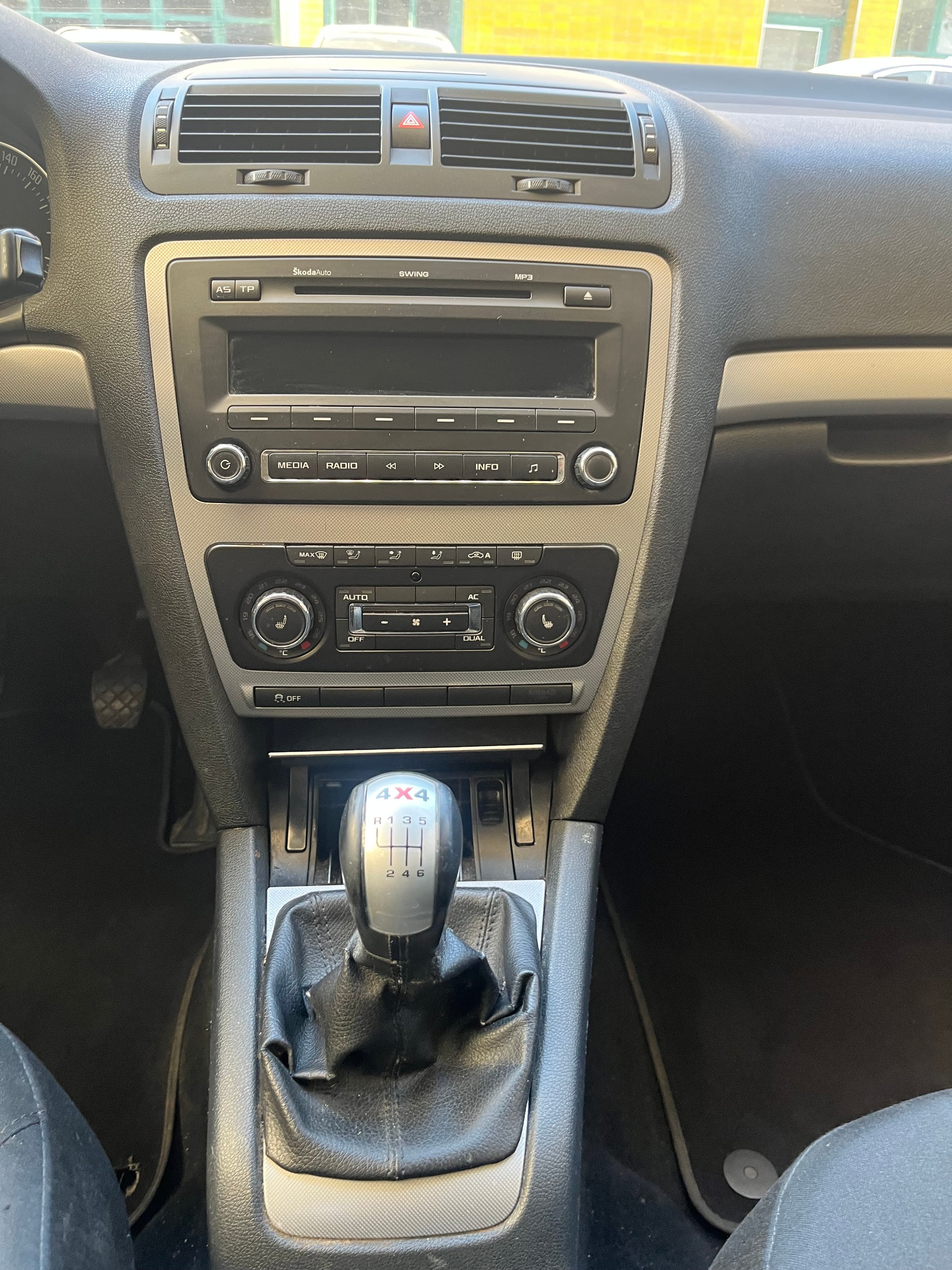 SKODA Octavia Combi 1.6 TDI Adventure 4x4-image-7