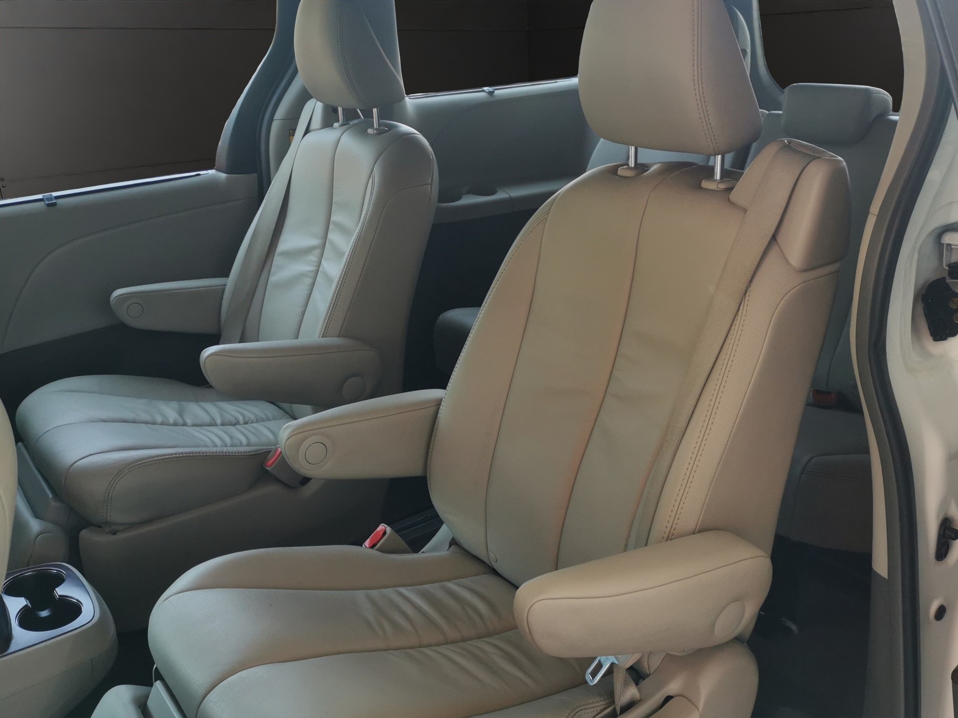 TOYOTA Sienna 3.5 A 4WD-image-14