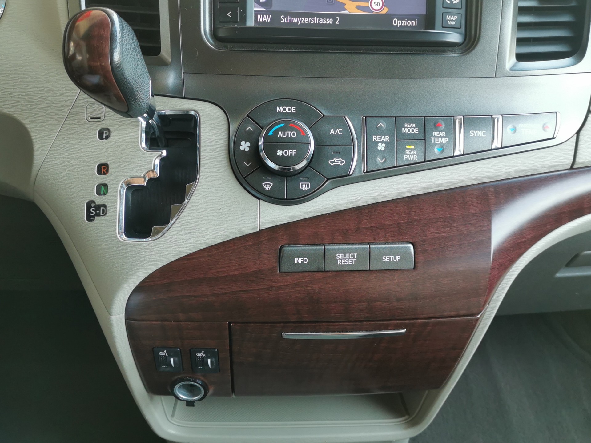 TOYOTA Sienna 3.5 A 4WD-image-22