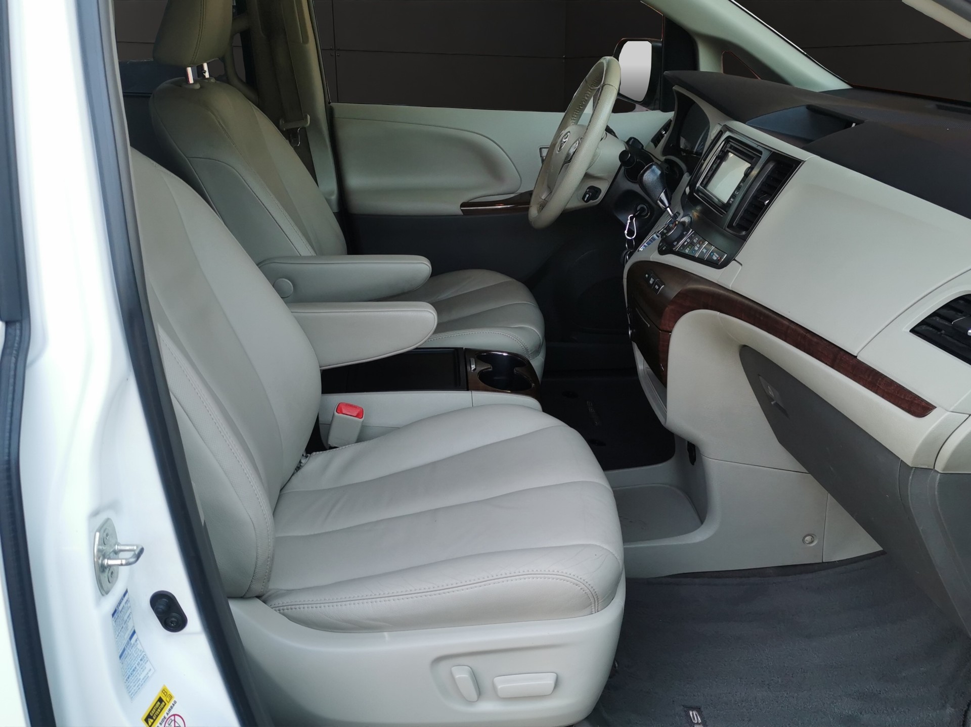 TOYOTA Sienna 3.5 A 4WD-image-15