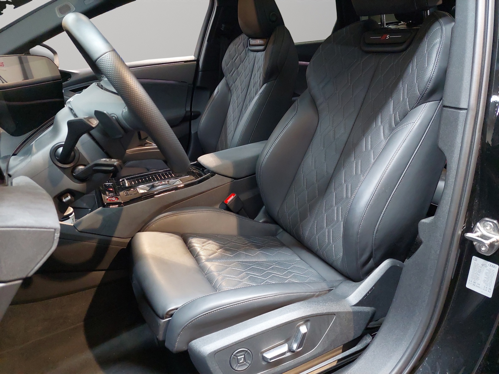 AUDI A6 Avant e-tron quattro-image-5