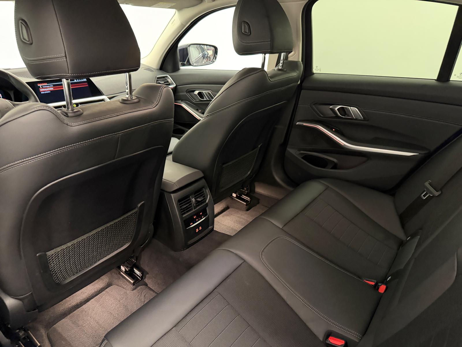 BMW 320i xDrive-image-11
