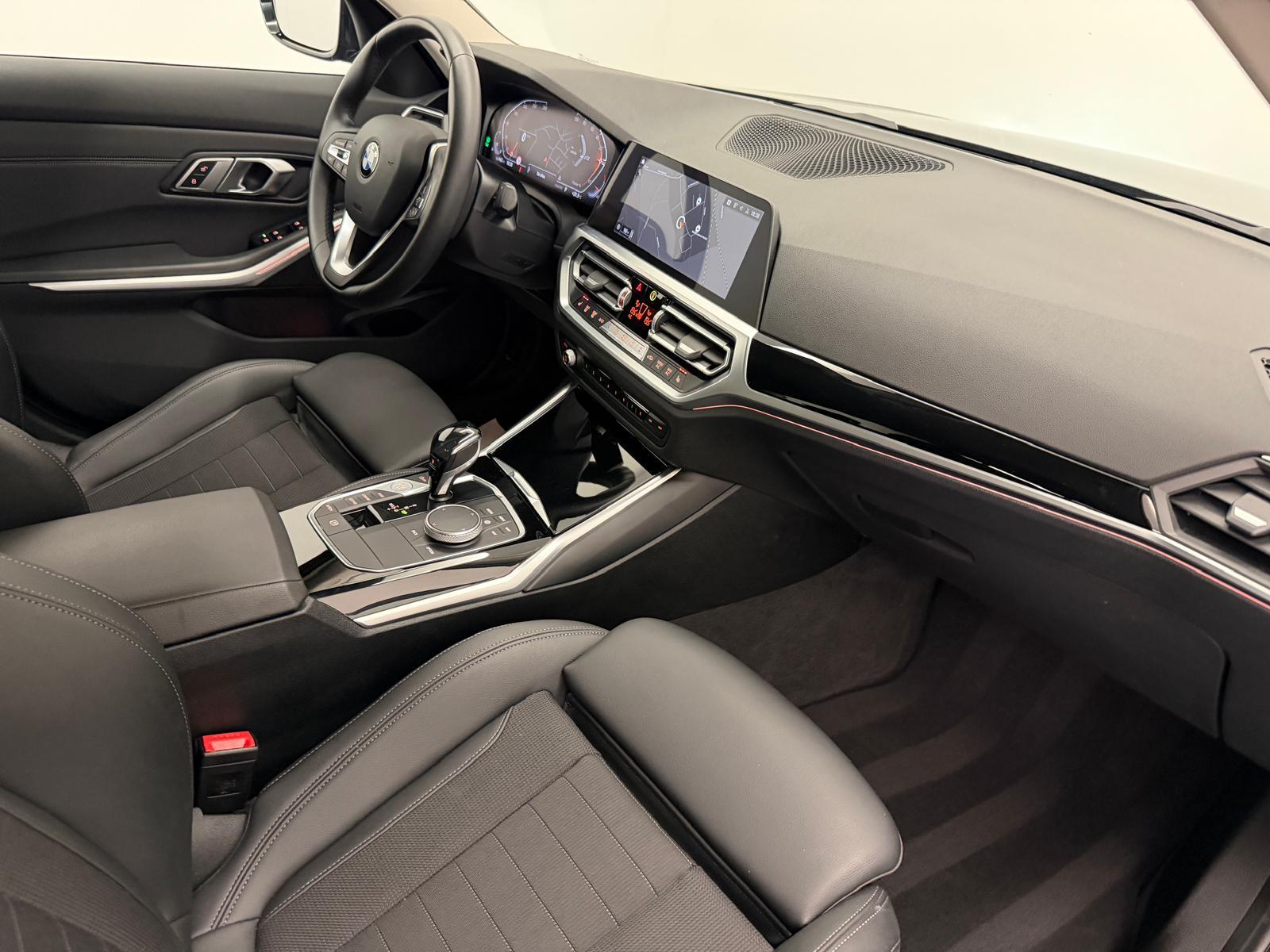 BMW 320i xDrive-image-10