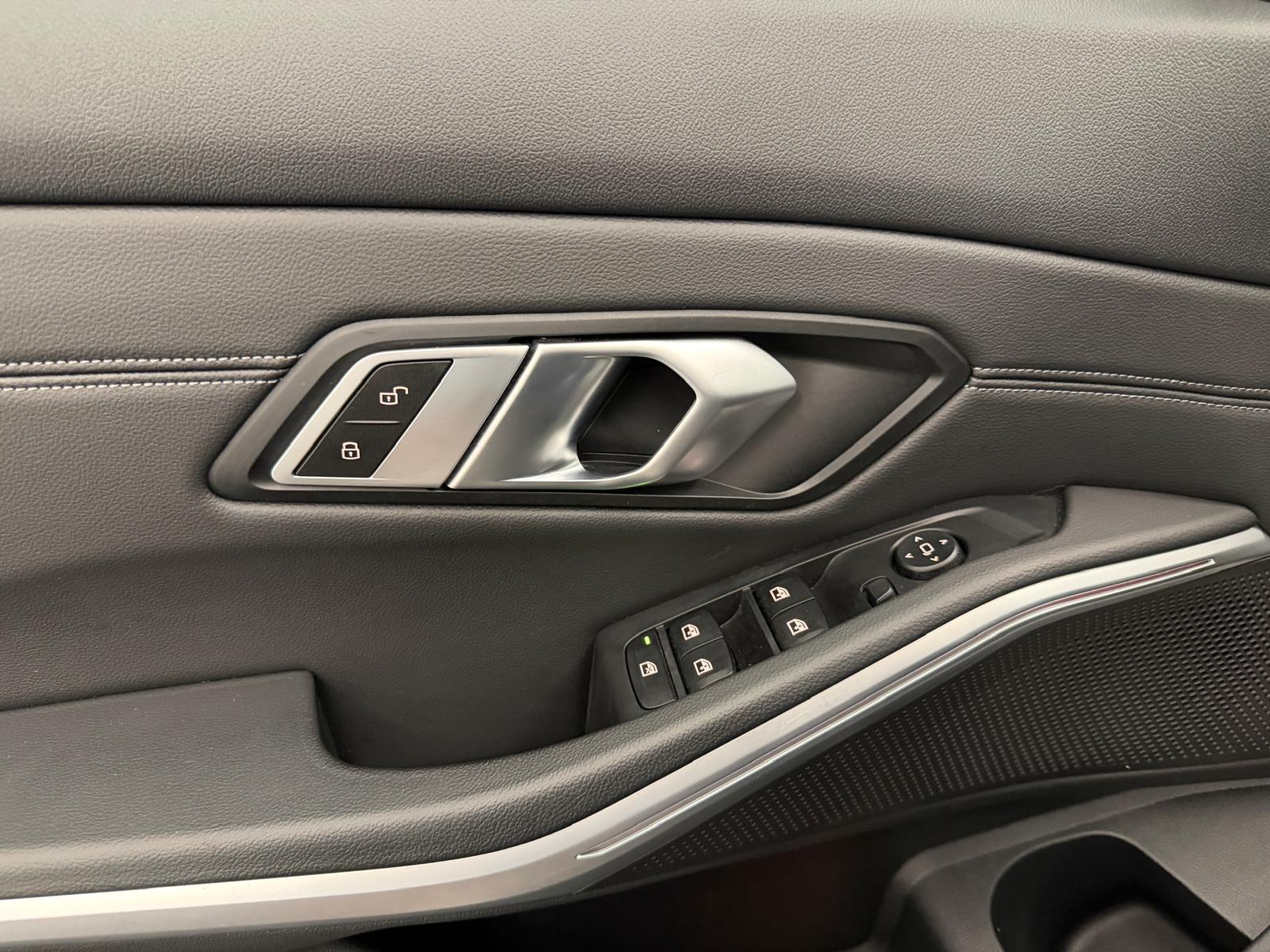BMW 320i xDrive-image-15