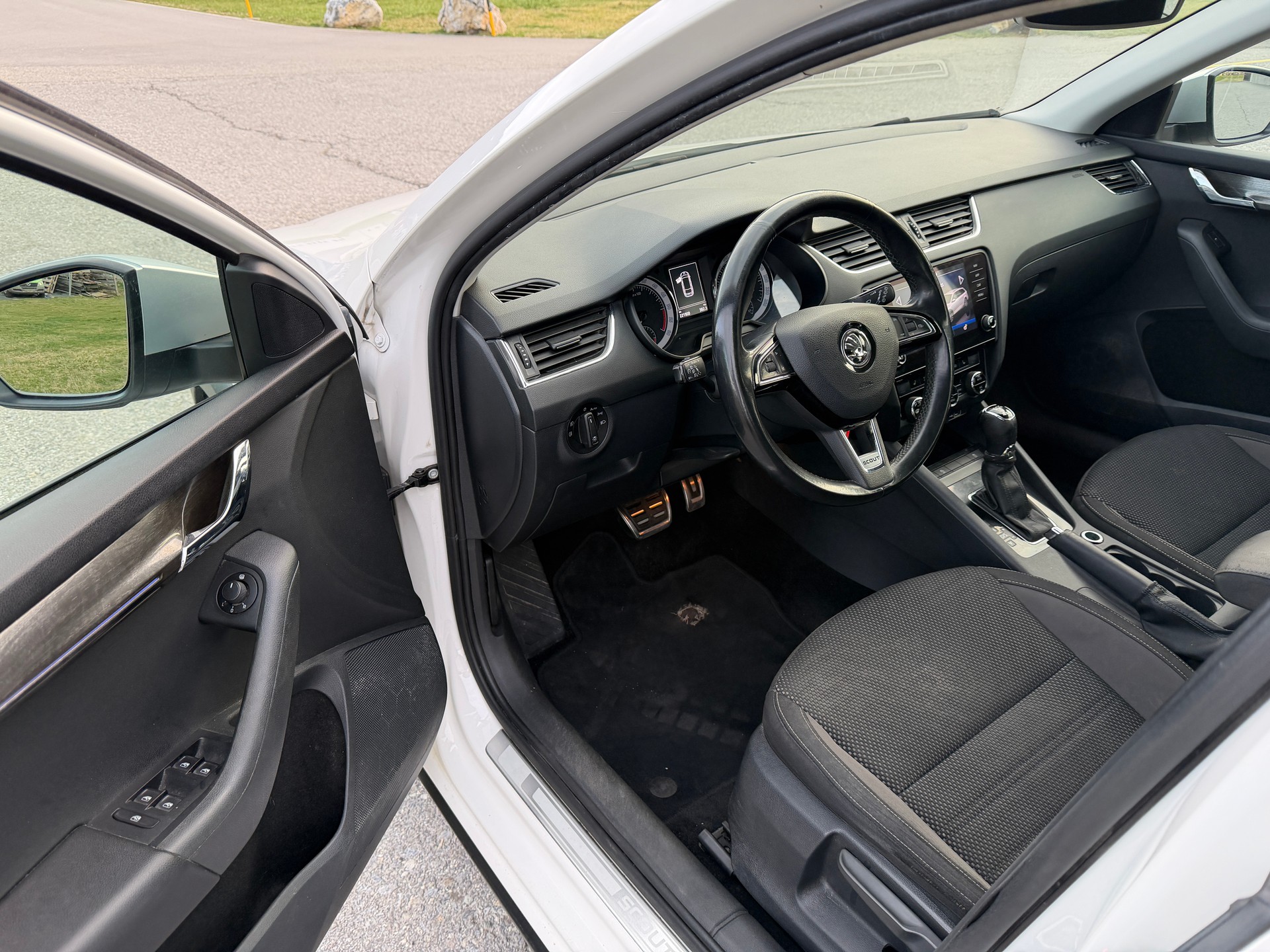 SKODA Octavia Combi 2.0 TDI Scout 4x4 DSG-image-6