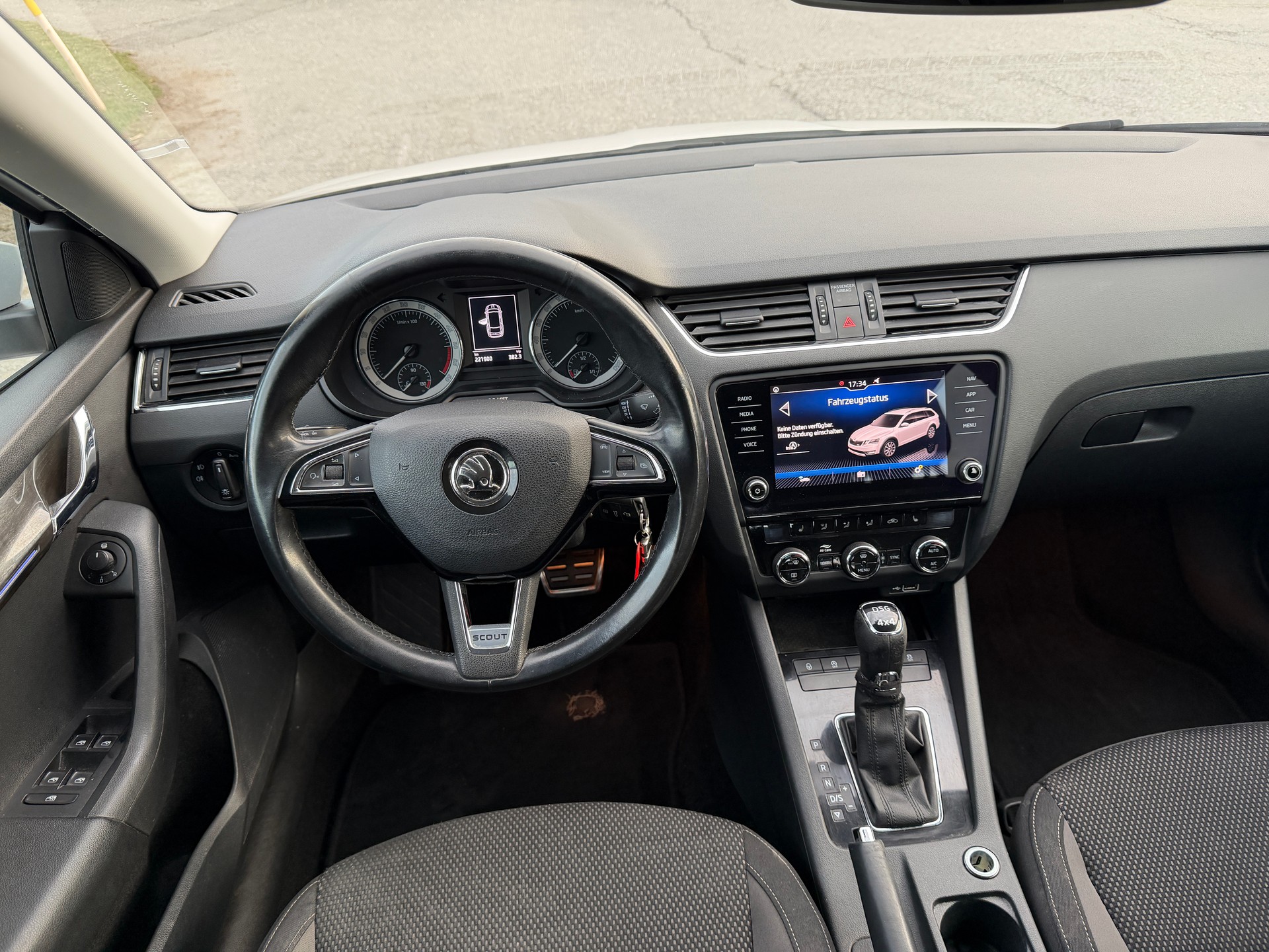 SKODA Octavia Combi 2.0 TDI Scout 4x4 DSG-image-8