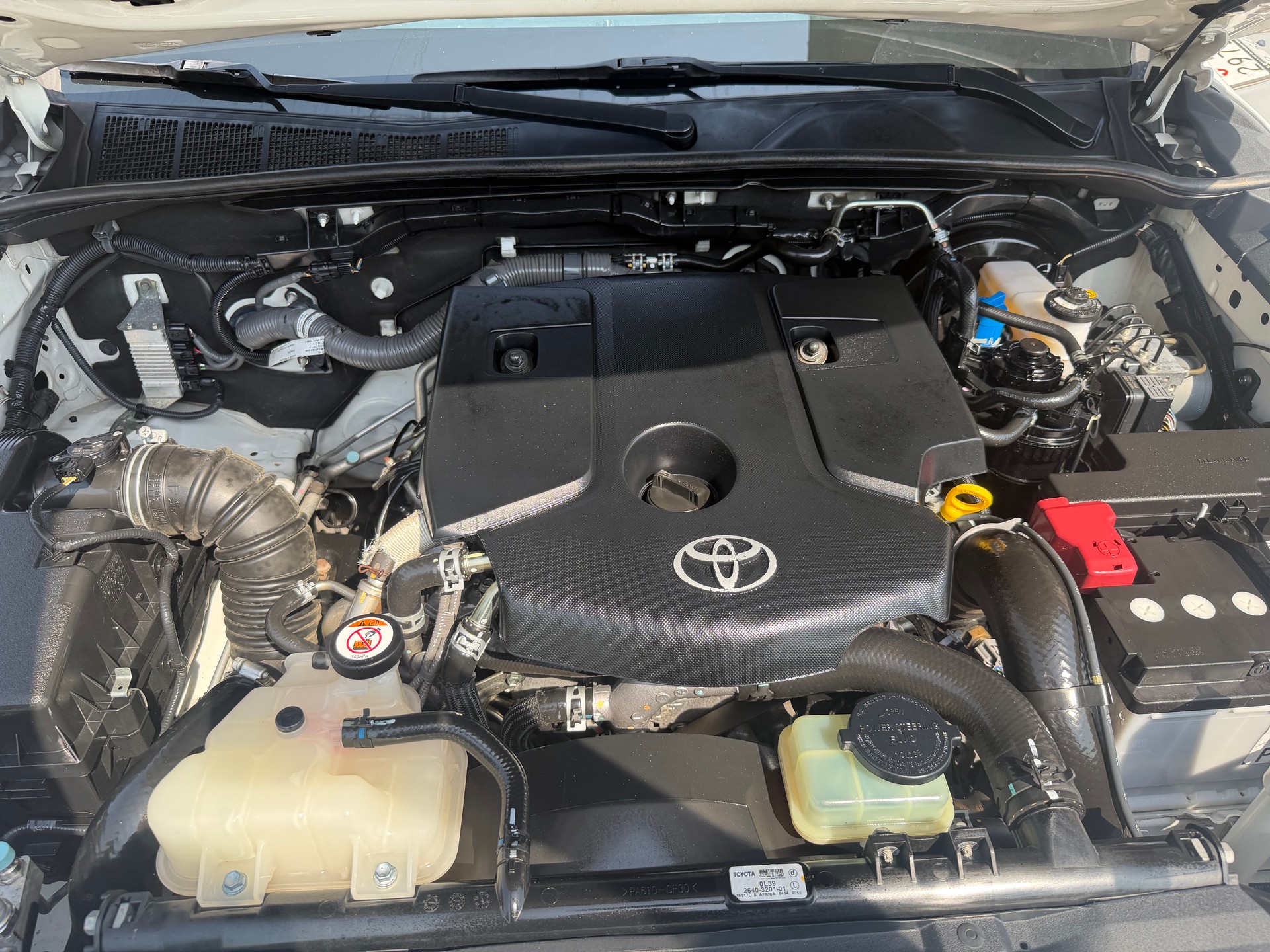 TOYOTA Hilux 2.4D-4D Sol DoubleCab 4x4 A-image-15