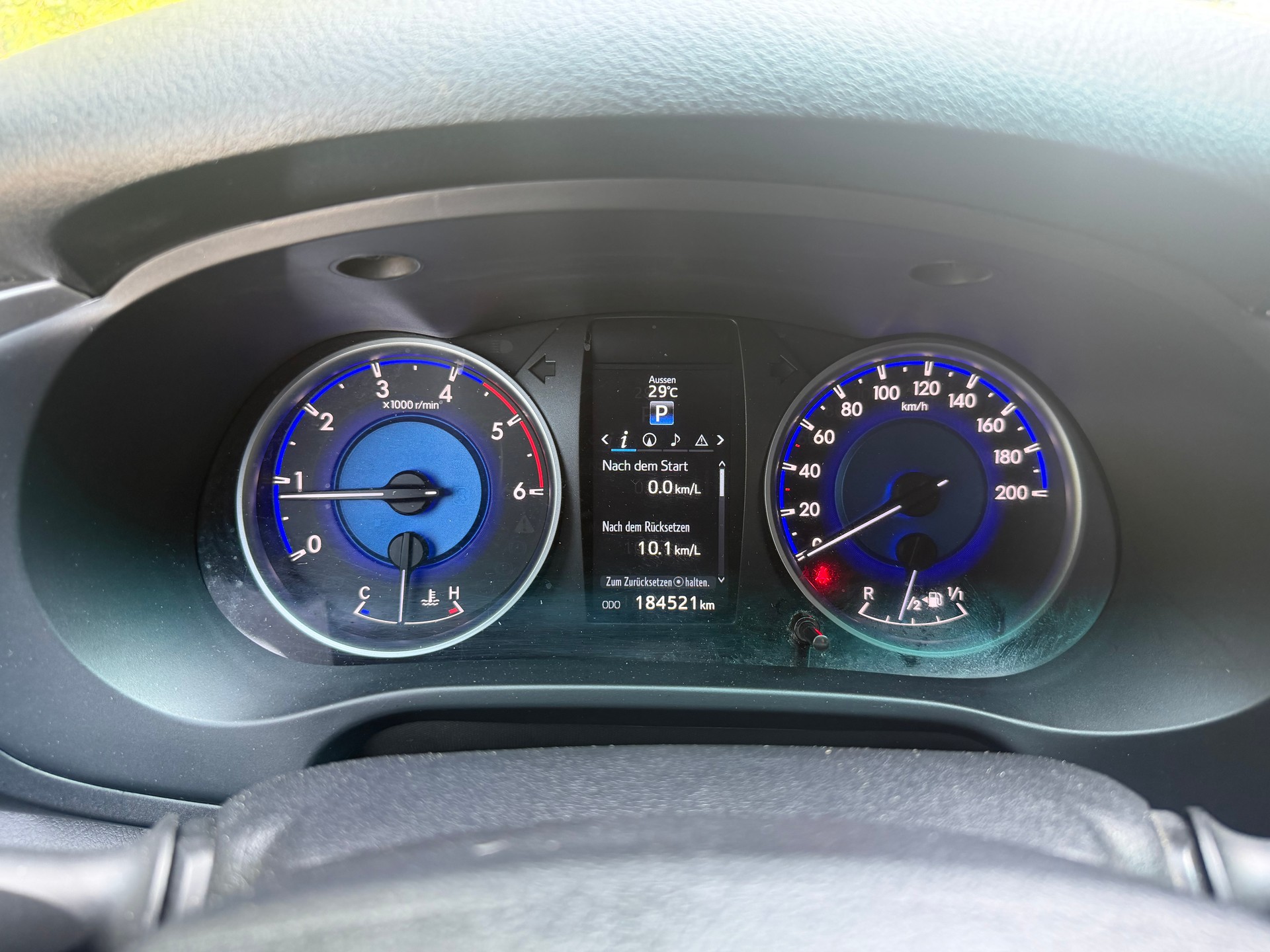 TOYOTA Hilux 2.4D-4D Sol DoubleCab 4x4 A-image-12