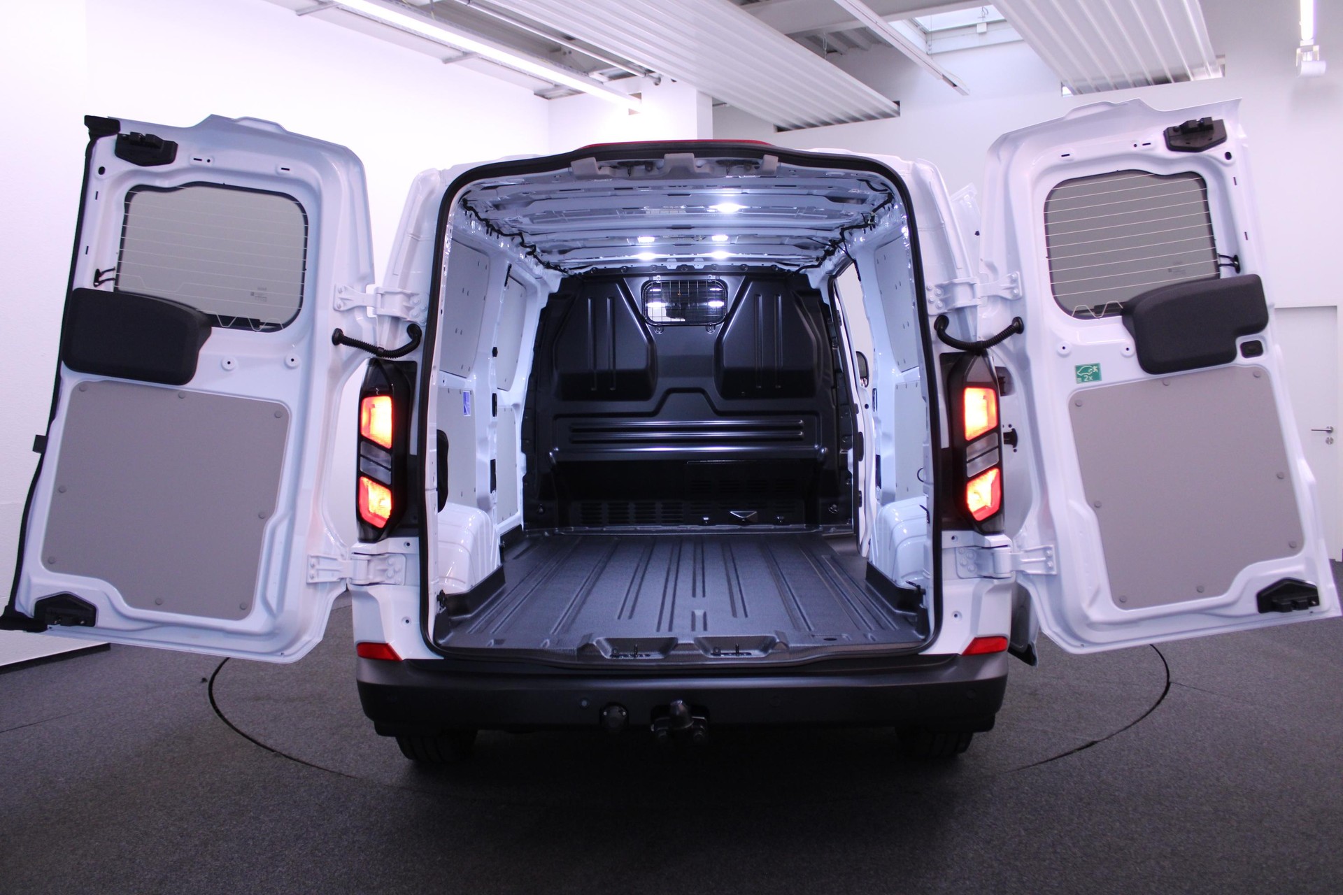 FORD E-Transit C Van 320 L1 Trend-image-4