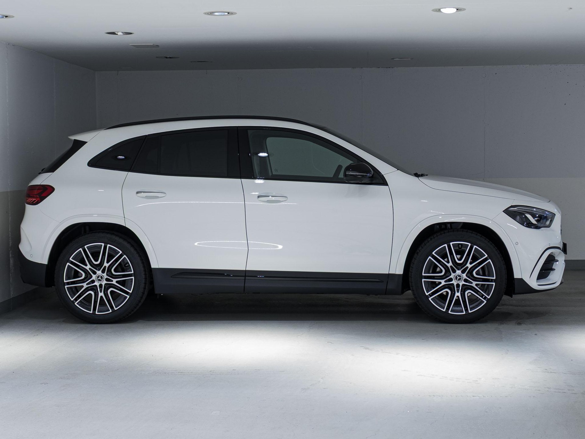 MERCEDES-BENZ GLA 220 d 4MATIC "Swiss Star"-image-1
