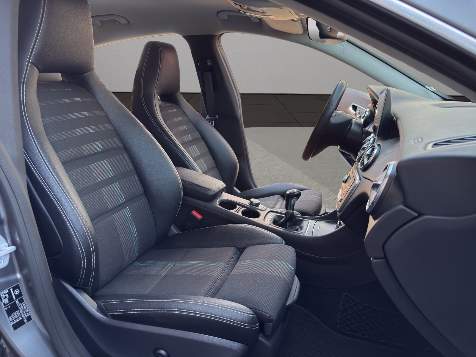 MERCEDES-BENZ CLA Shooting Brake 200 d-image-16
