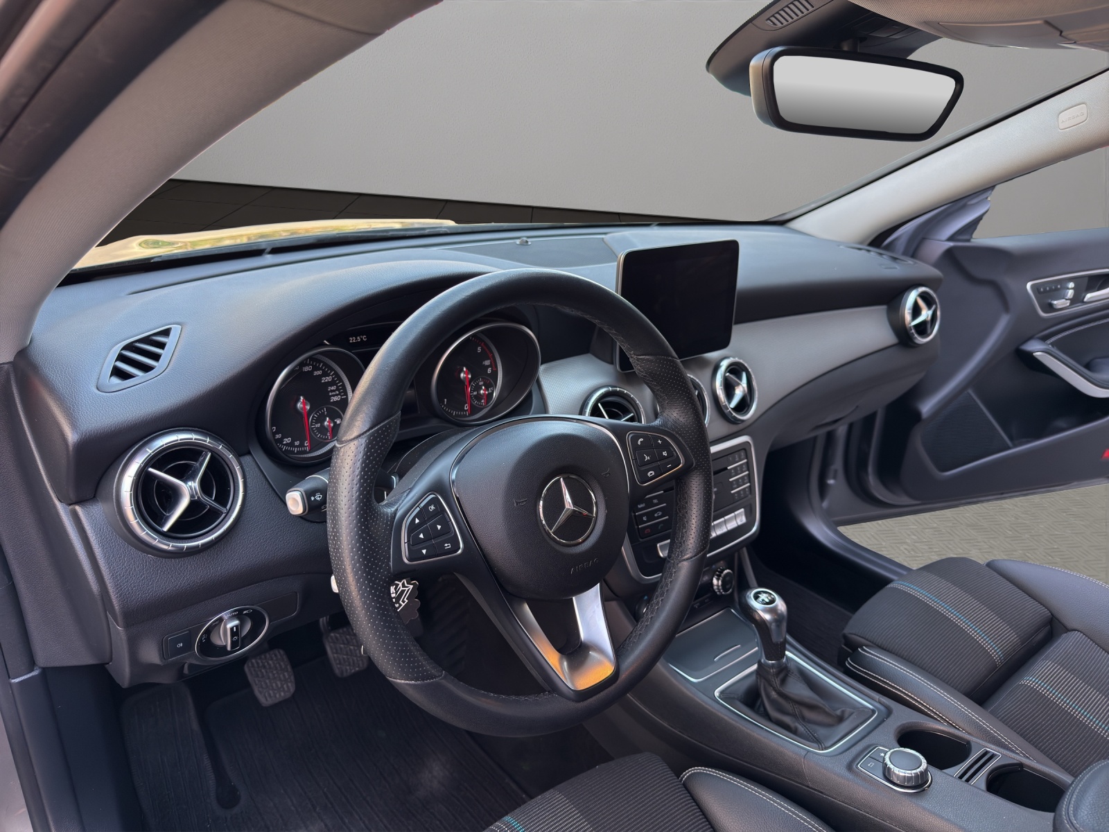 MERCEDES-BENZ CLA Shooting Brake 200 d-image-9