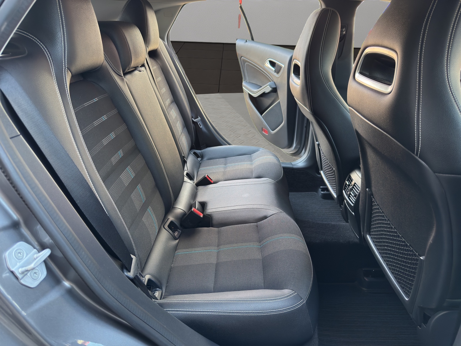MERCEDES-BENZ CLA Shooting Brake 200 d-image-17