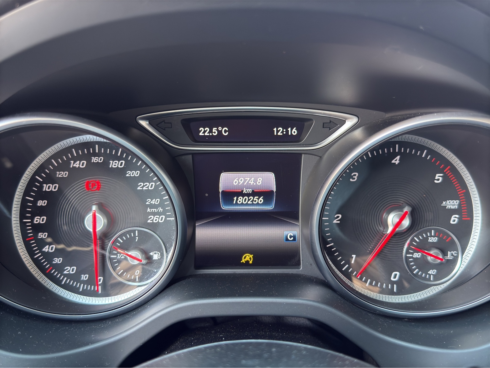 MERCEDES-BENZ CLA Shooting Brake 200 d-image-10
