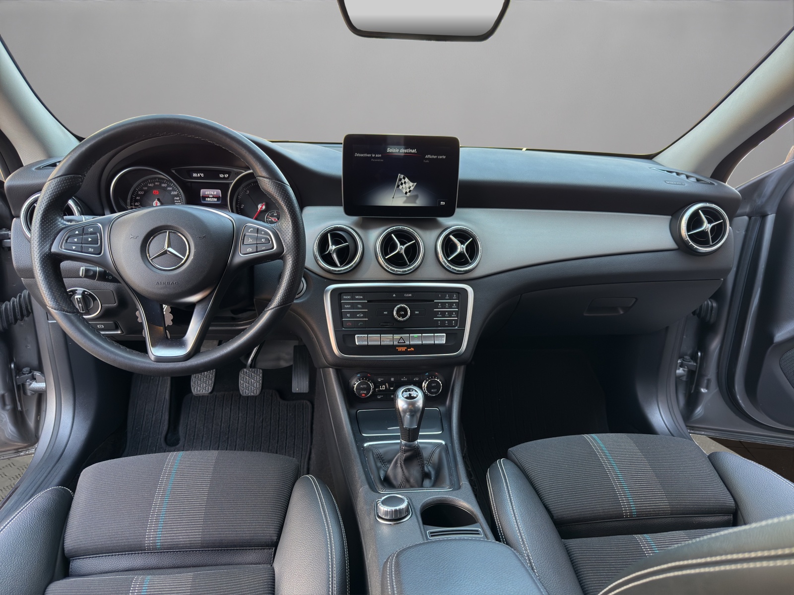 MERCEDES-BENZ CLA Shooting Brake 200 d-image-13