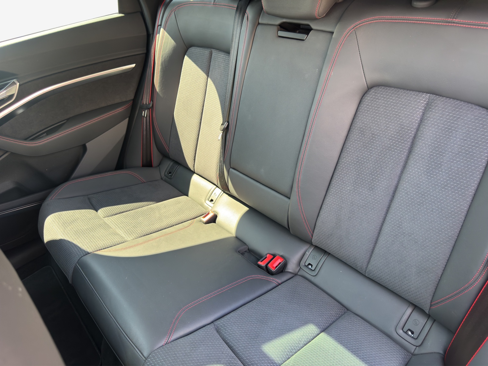 AUDI Q8 50 e-tron Black Edition quattro-image-12