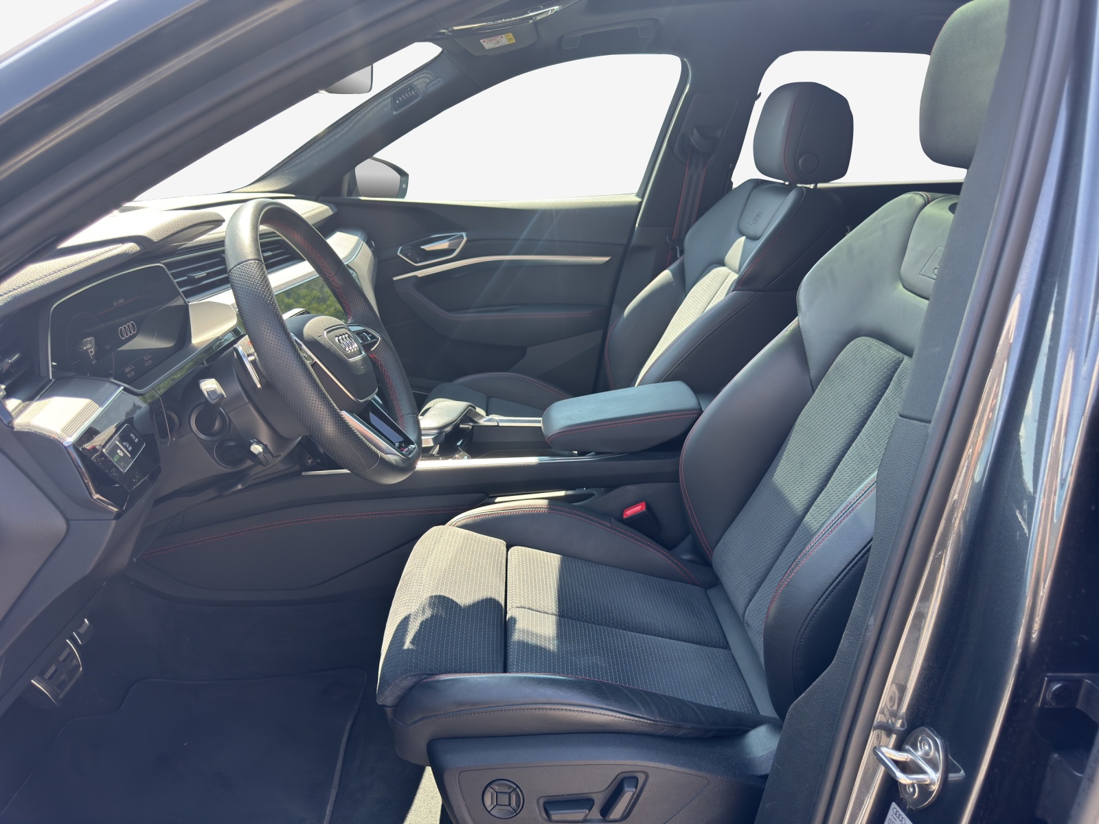 AUDI Q8 50 e-tron Black Edition quattro-image-7
