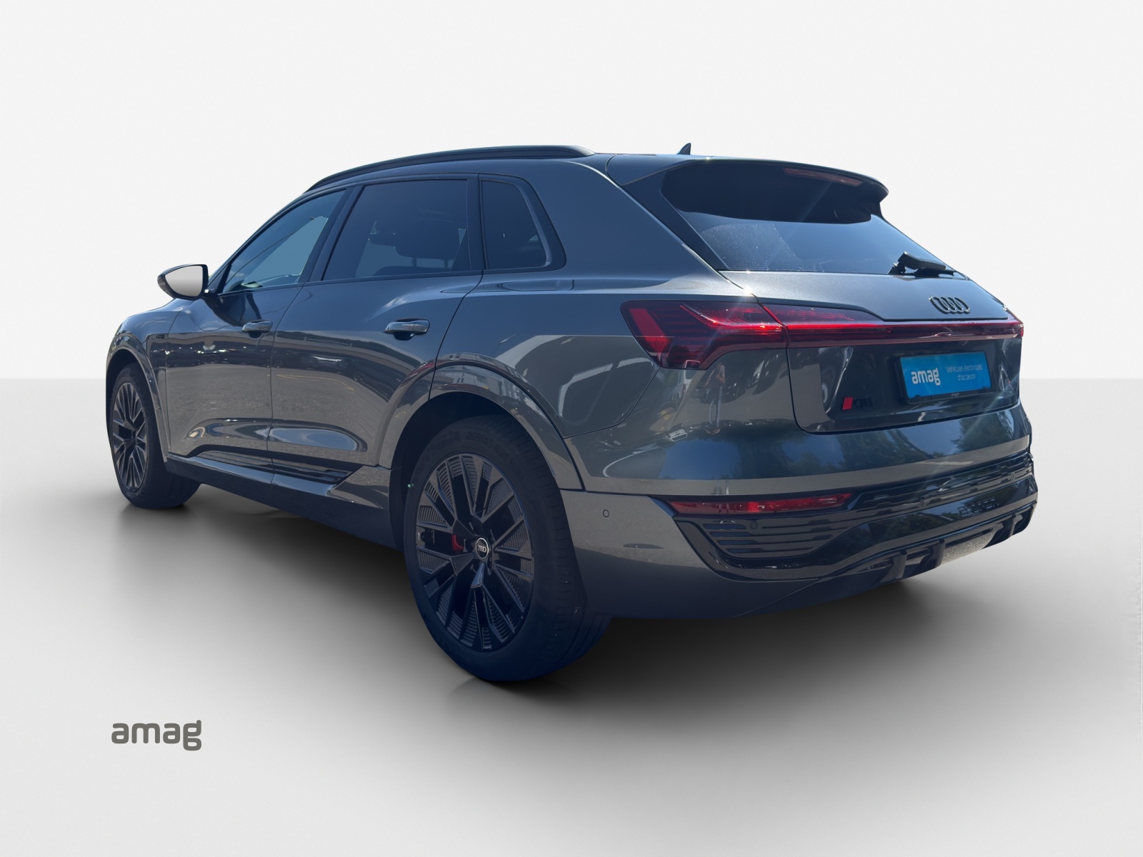 AUDI Q8 50 e-tron Black Edition quattro-image-2