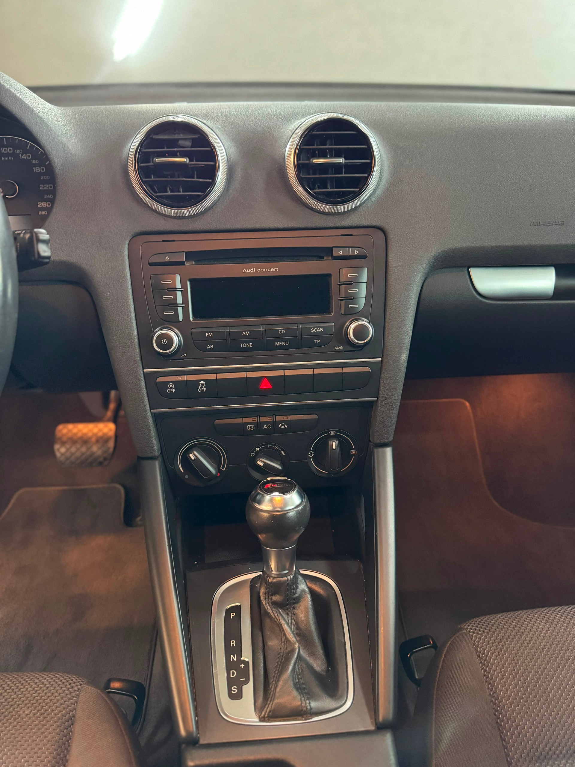 AUDI A3 1.4 TFSI Ambition S-tronic-image-9