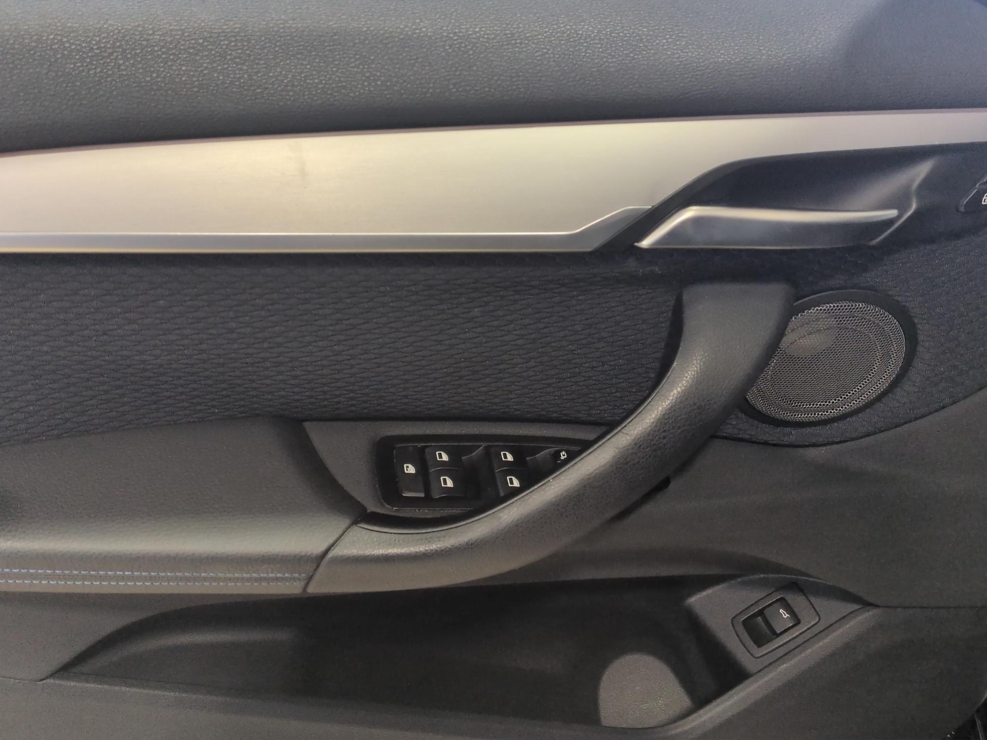 BMW X1 25i xDrive-image-11