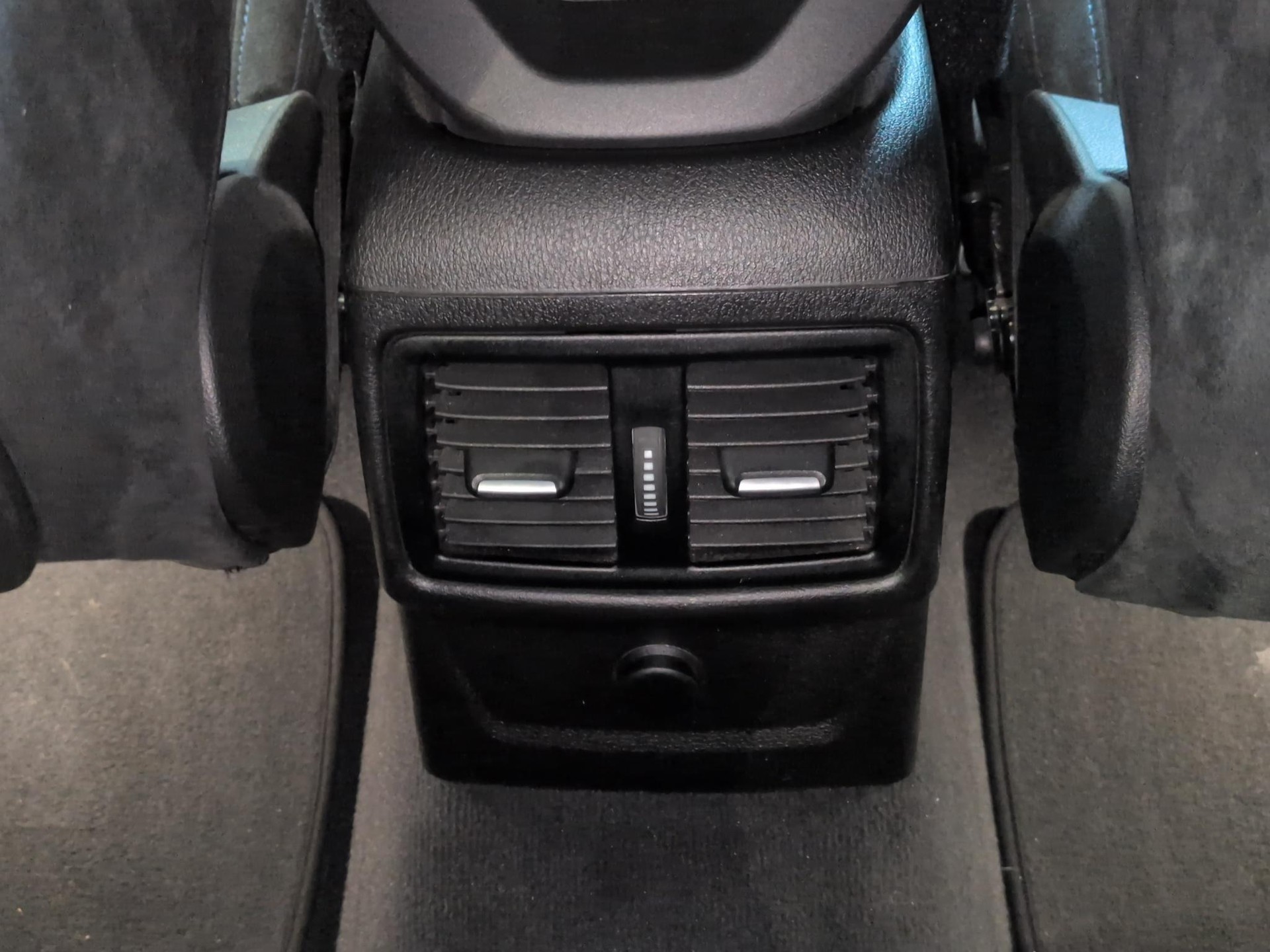 BMW X1 25i xDrive-image-10