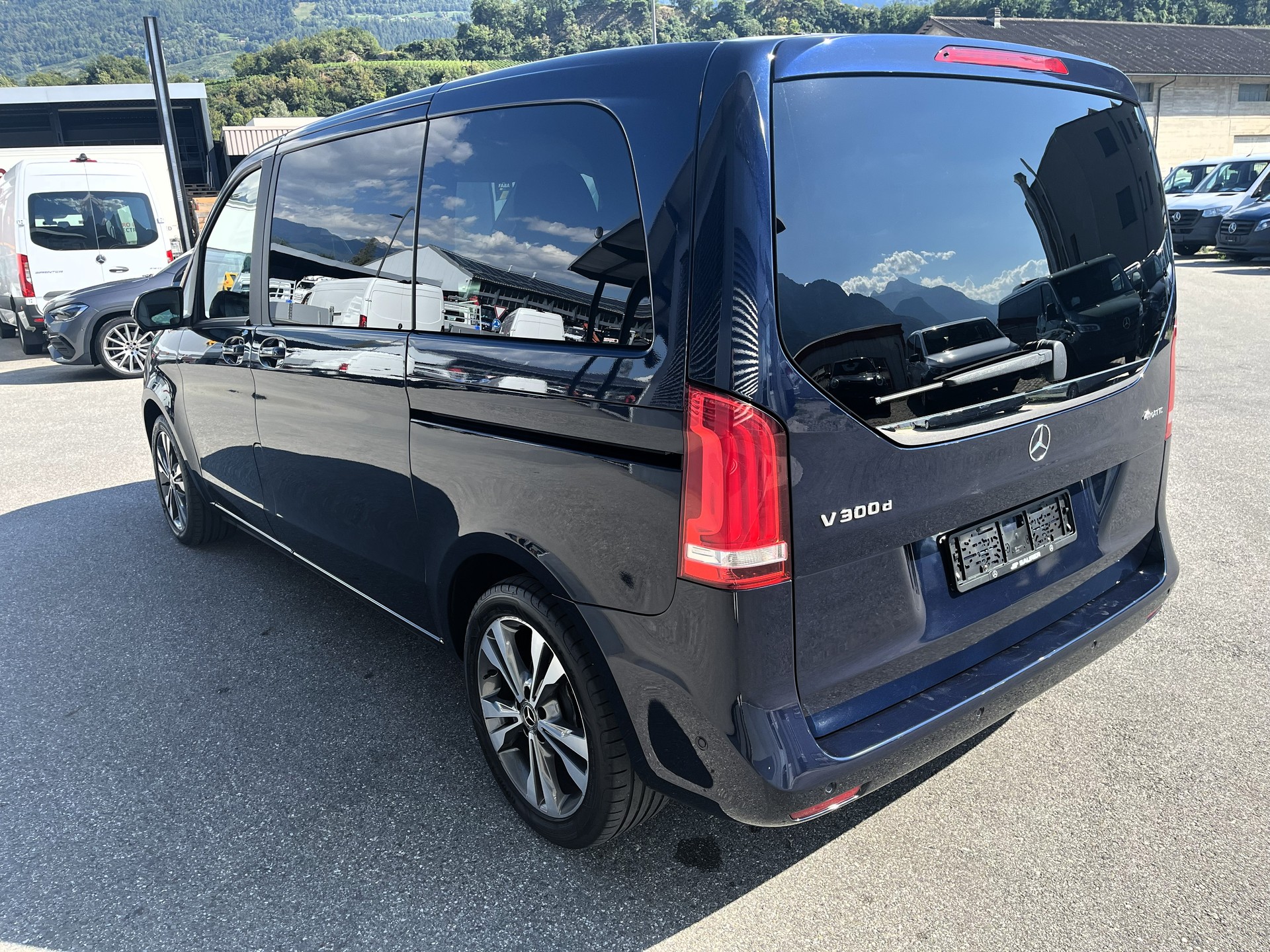 MERCEDES-BENZ V 300 d Avantgarde kompakt 4Matic 9G-Tronic-image-4