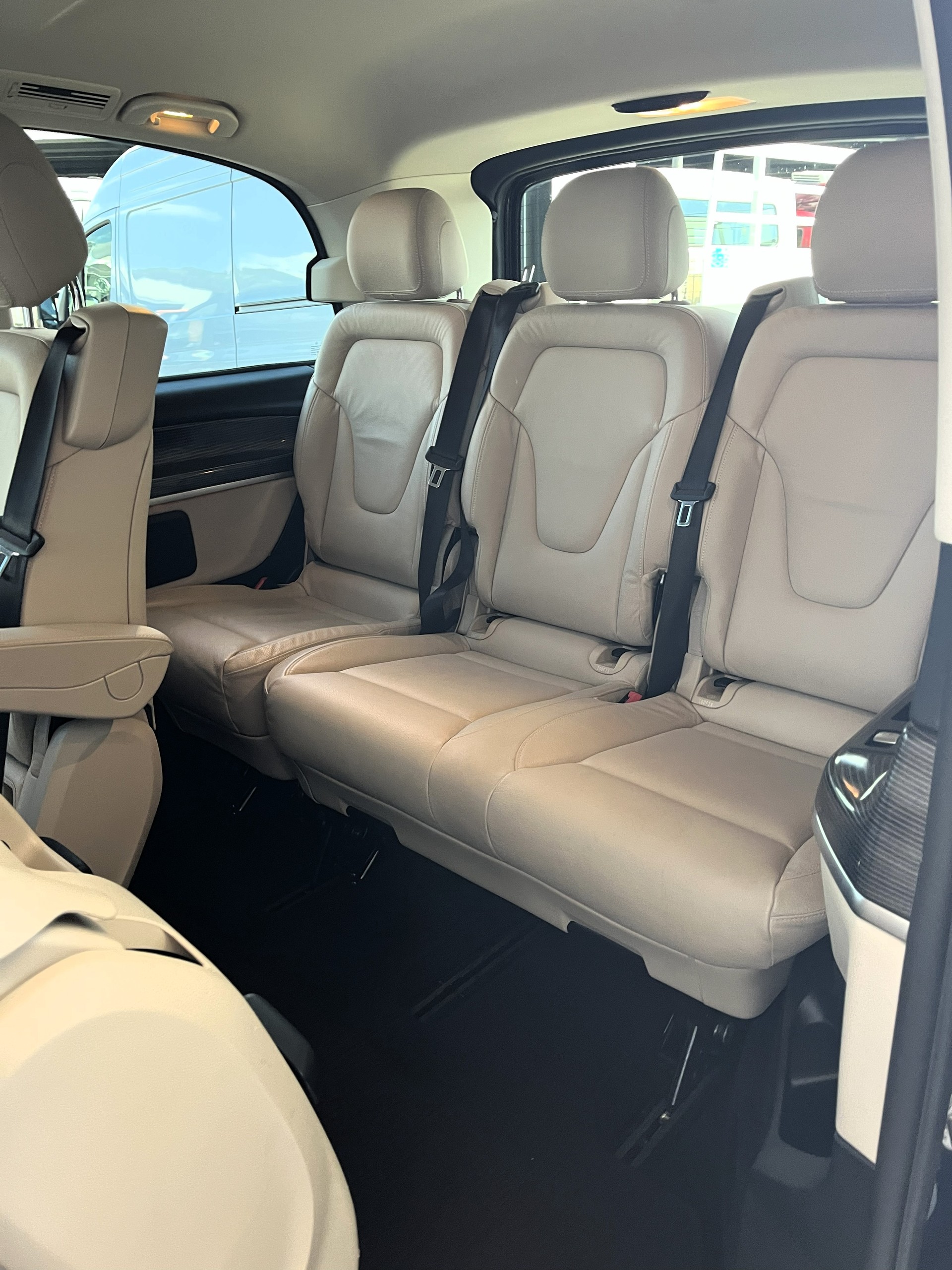 MERCEDES-BENZ V 300 d Avantgarde kompakt 4Matic 9G-Tronic-image-16