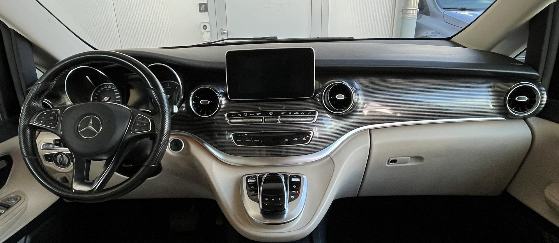 MERCEDES-BENZ V 300 d Avantgarde kompakt 4Matic 9G-Tronic-image-9