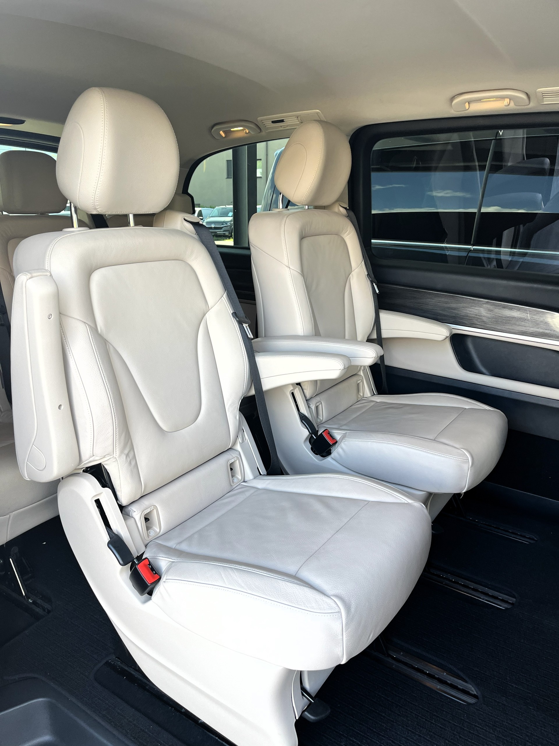MERCEDES-BENZ V 300 d Avantgarde kompakt 4Matic 9G-Tronic-image-13