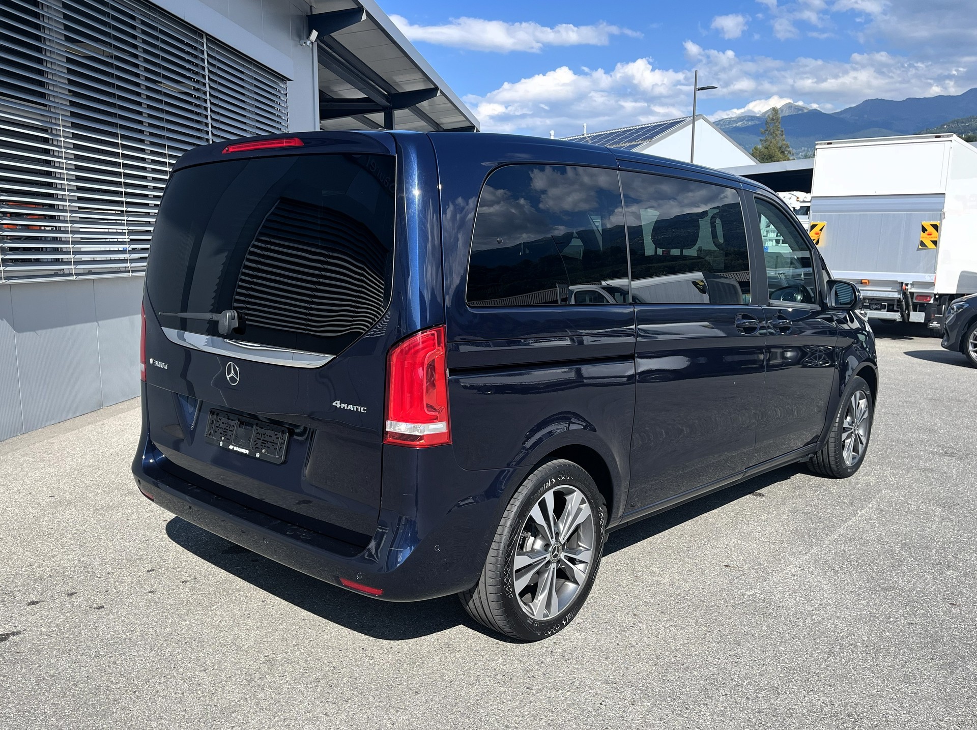 MERCEDES-BENZ V 300 d Avantgarde kompakt 4Matic 9G-Tronic-image-2