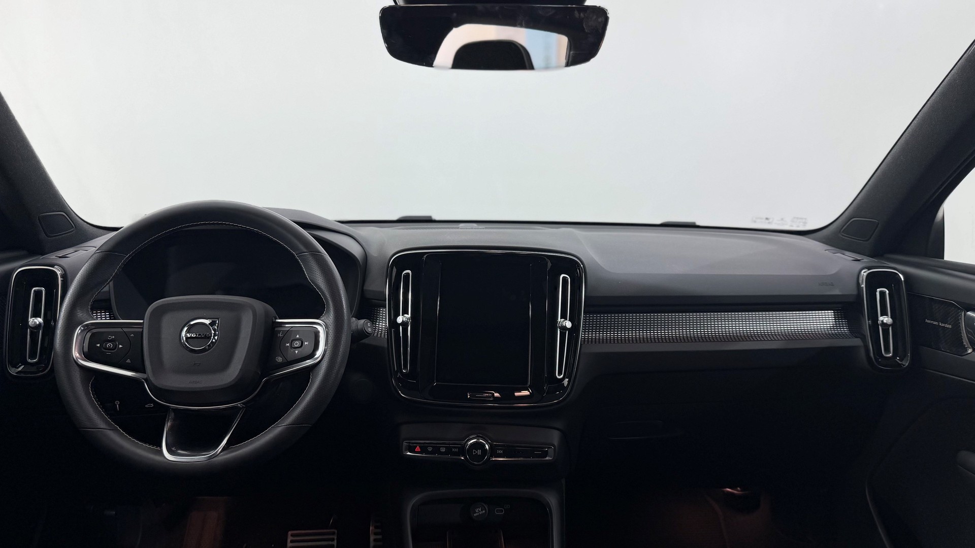 VOLVO XC40 P8 Twin R-Design AWD-image-4