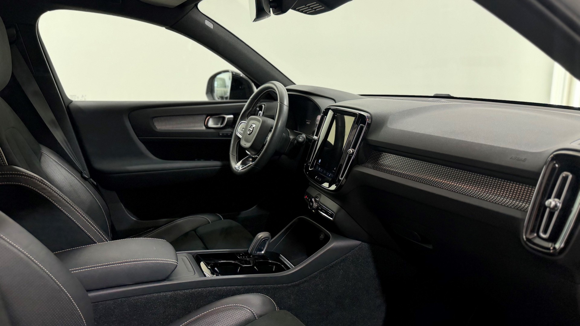 VOLVO XC40 P8 Twin R-Design AWD-image-3