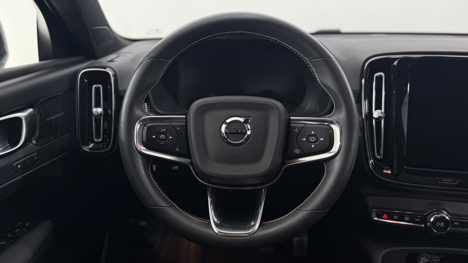 VOLVO XC40 P8 Twin R-Design AWD-image-9