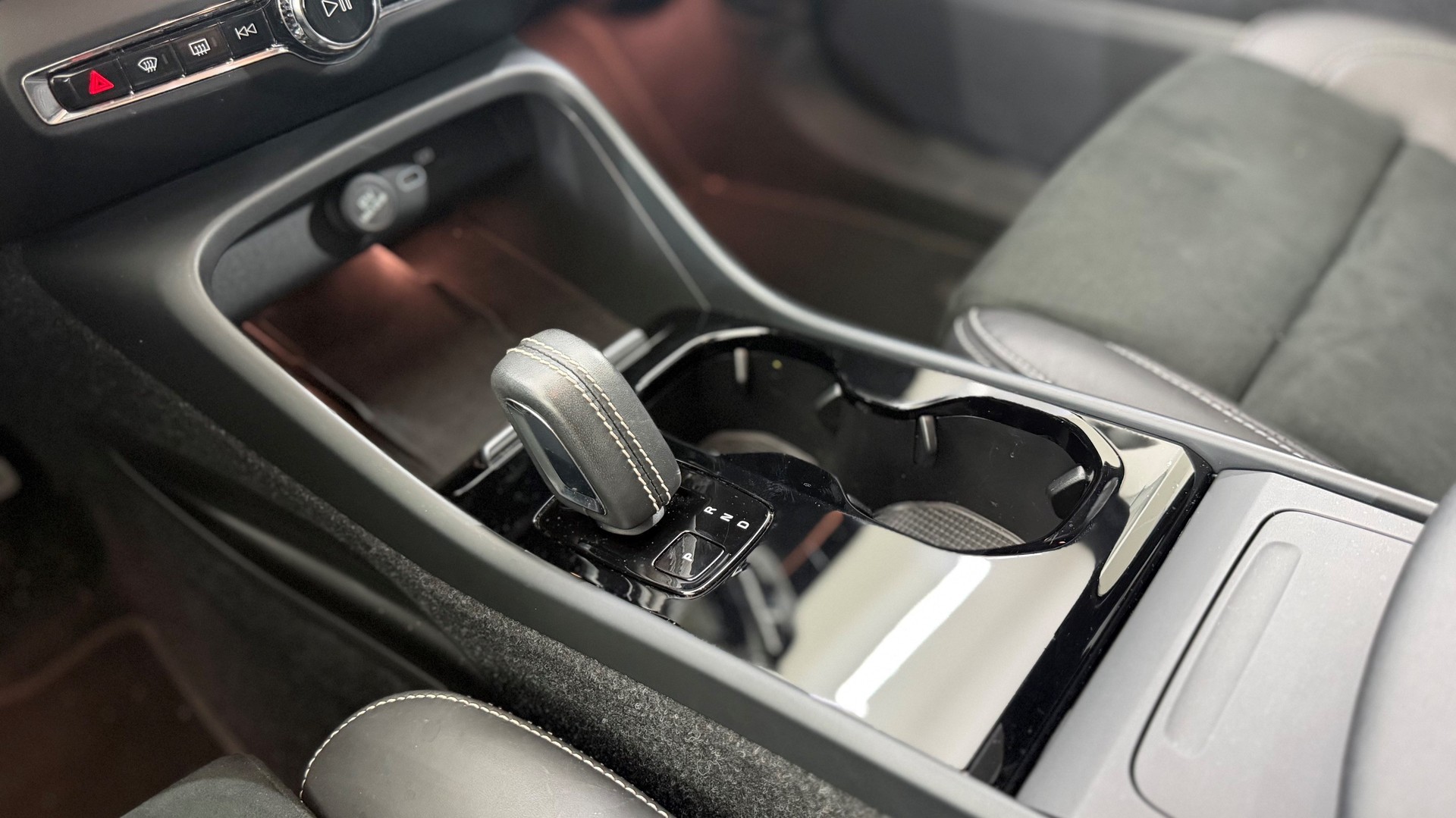 VOLVO XC40 P8 Twin R-Design AWD-image-14