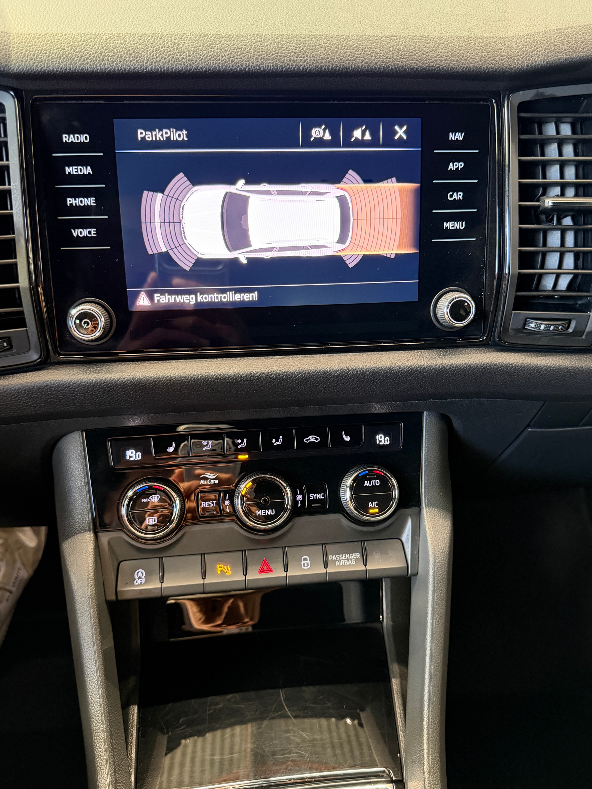 SKODA Kodiaq 2.0 TDI CR Sport Line 4x4 DSG, ab MFK und Service, 7 Plätze-image-18