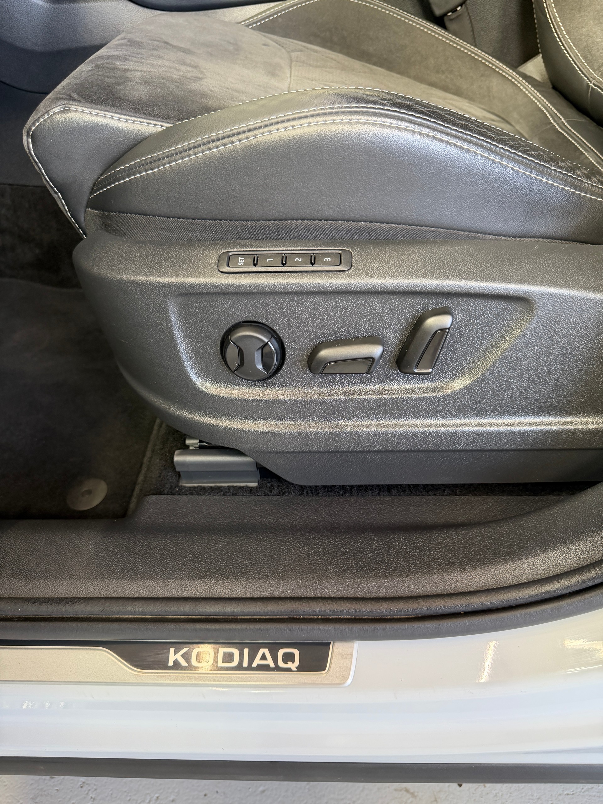 SKODA Kodiaq 2.0 TDI CR Sport Line 4x4 DSG, ab MFK und Service, 7 Plätze-image-22