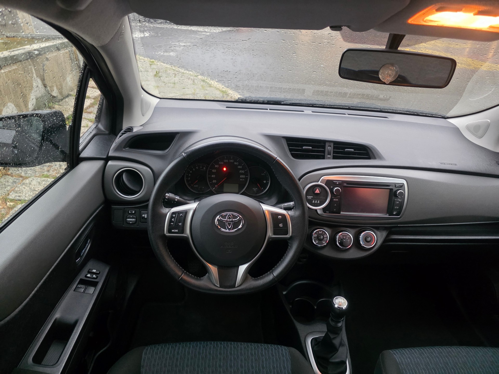 TOYOTA Yaris 1.33 Sol-image-9