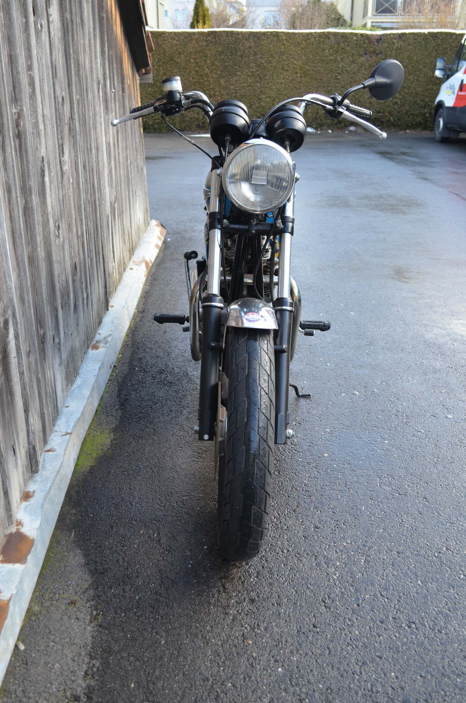 TRIUMPH Bonneville 750-showroom-element-3