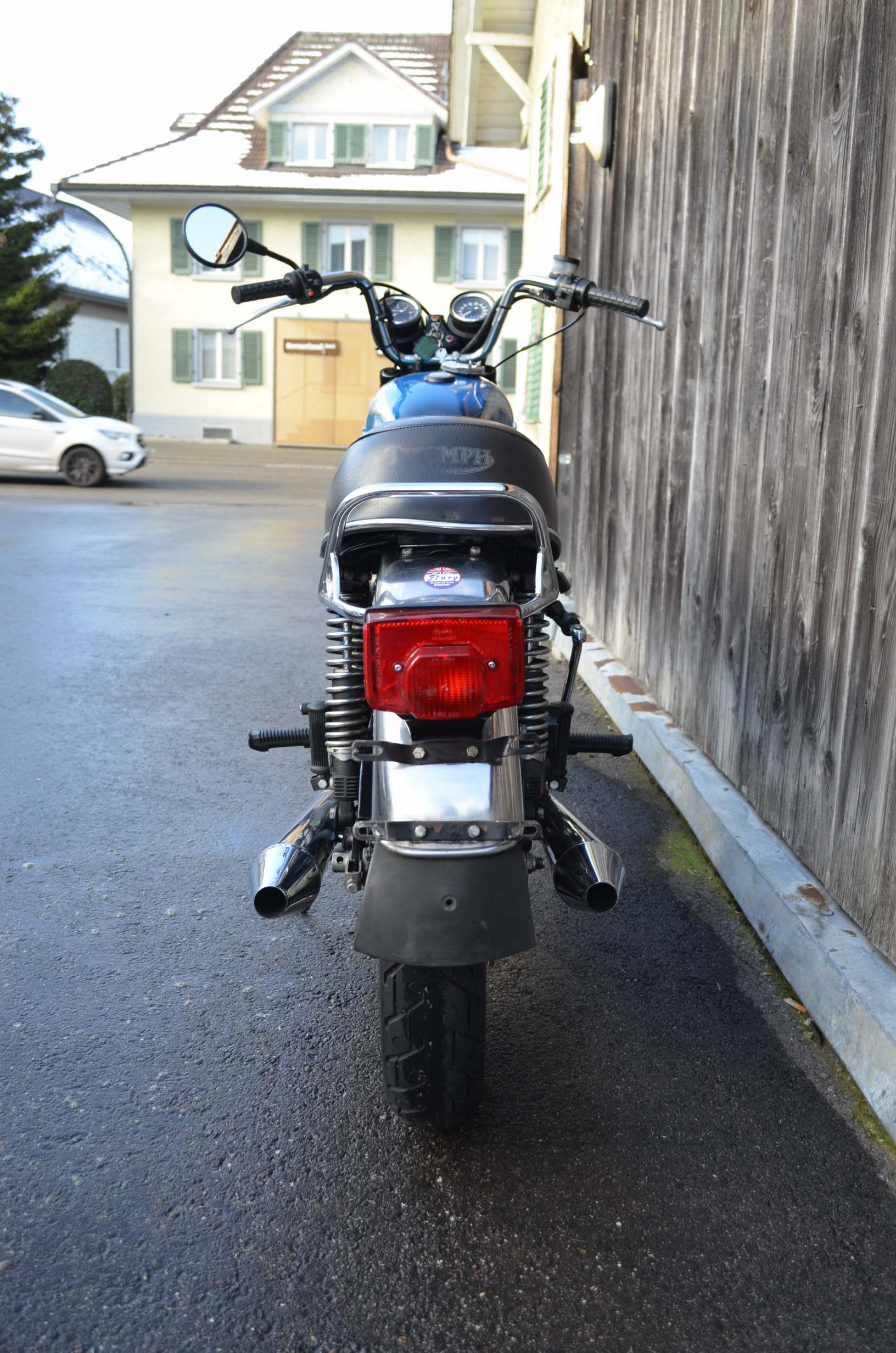 TRIUMPH Bonneville 750-showroom-element-2