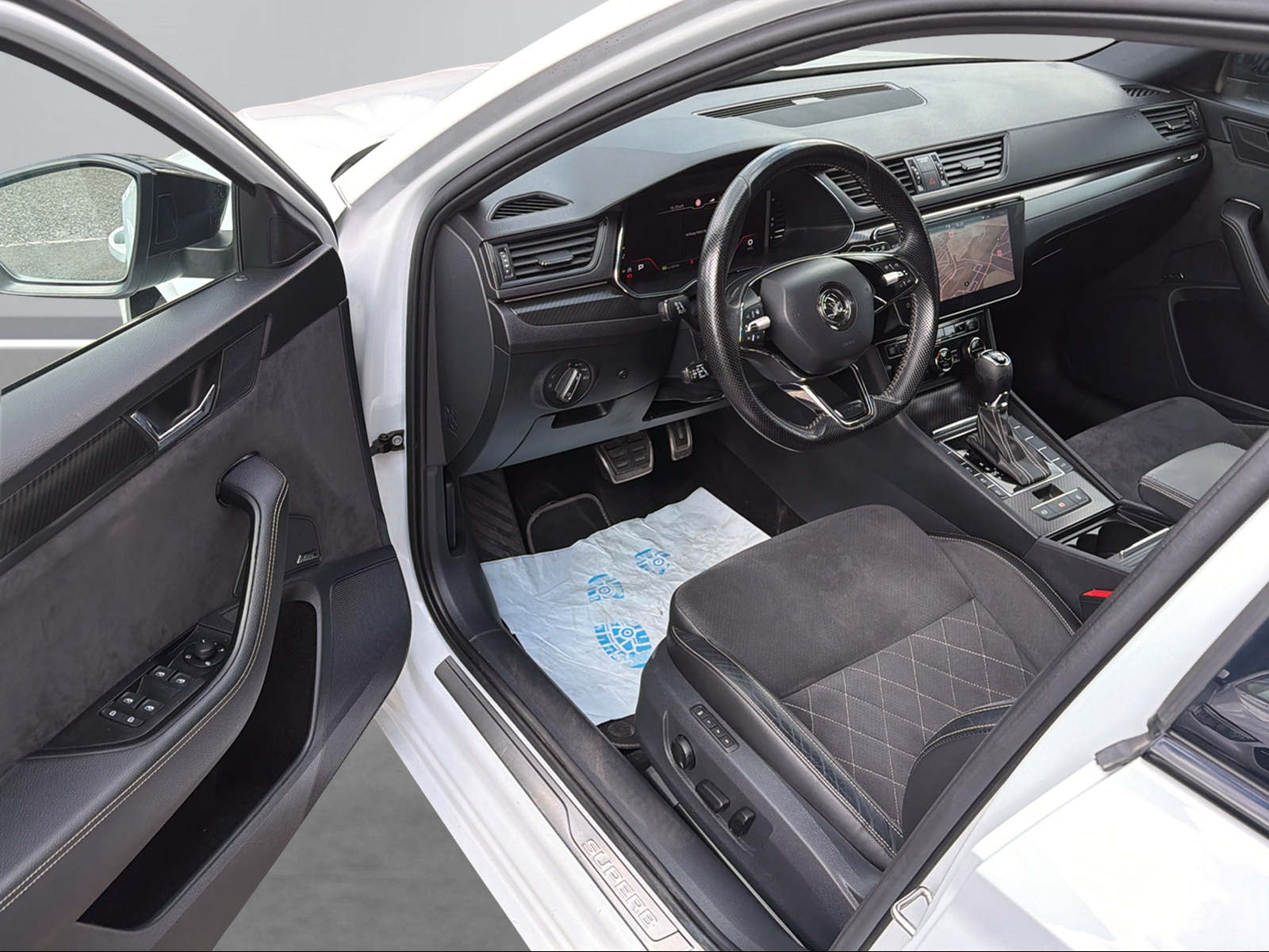 SKODA Superb Combi 2.0 TDi SportLine 4x4 DSG-image-10