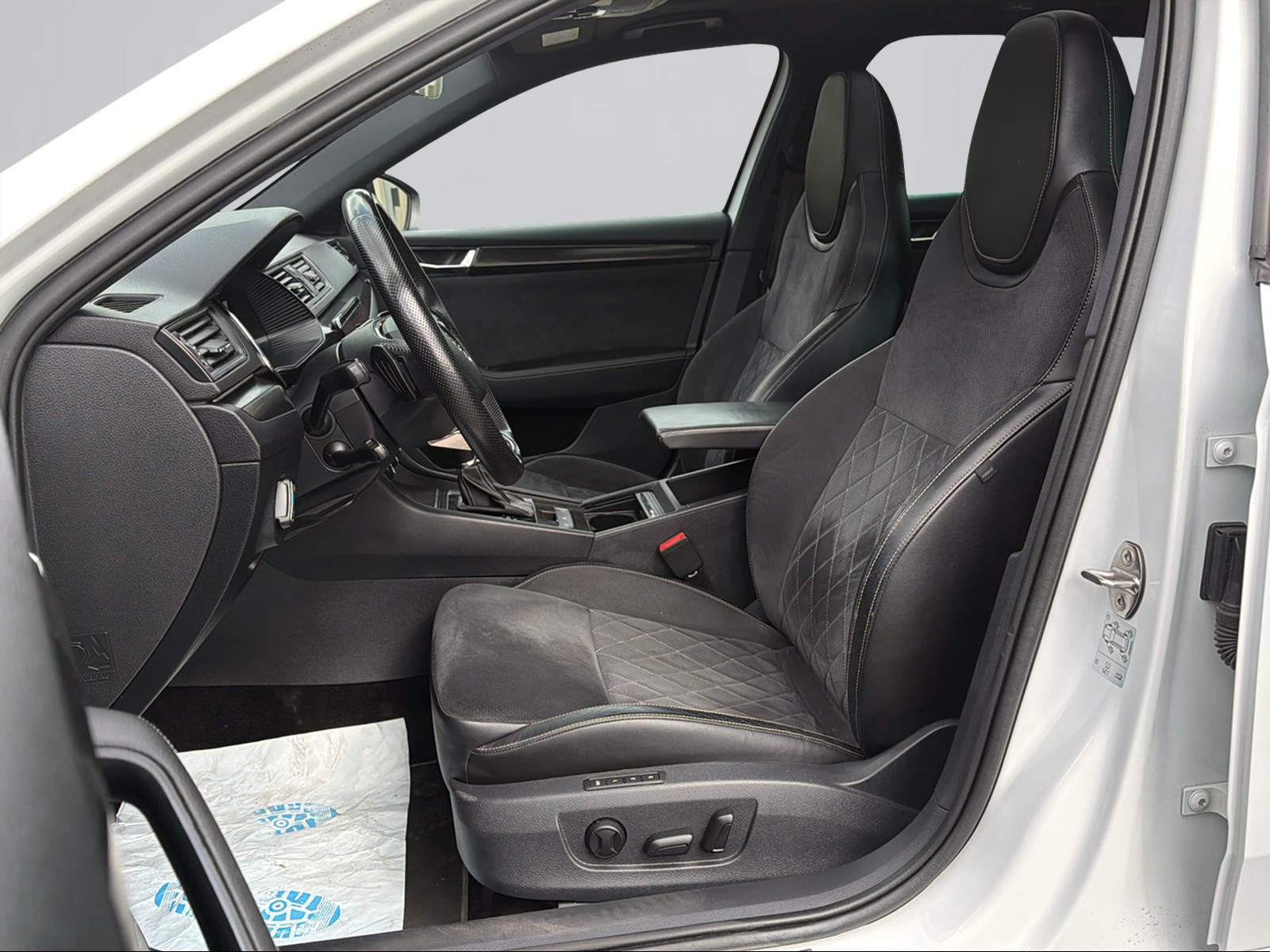 SKODA Superb Combi 2.0 TDi SportLine 4x4 DSG-image-9