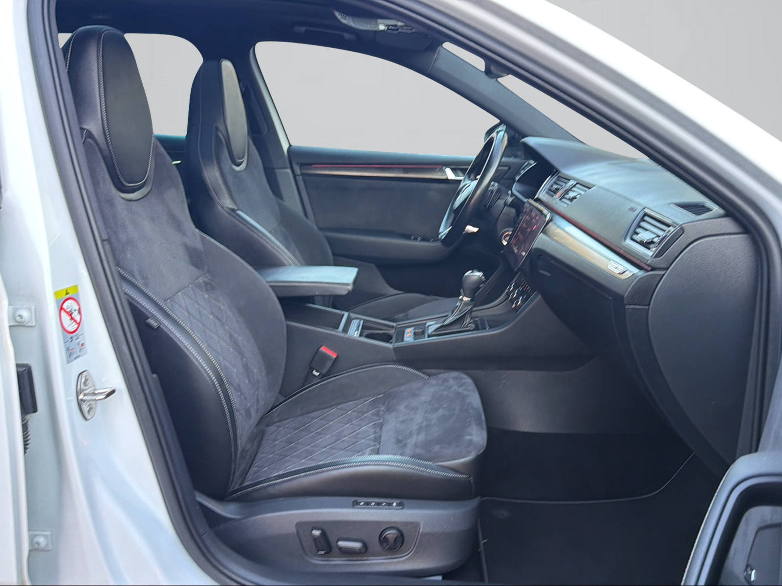 SKODA Superb Combi 2.0 TDi SportLine 4x4 DSG-image-11